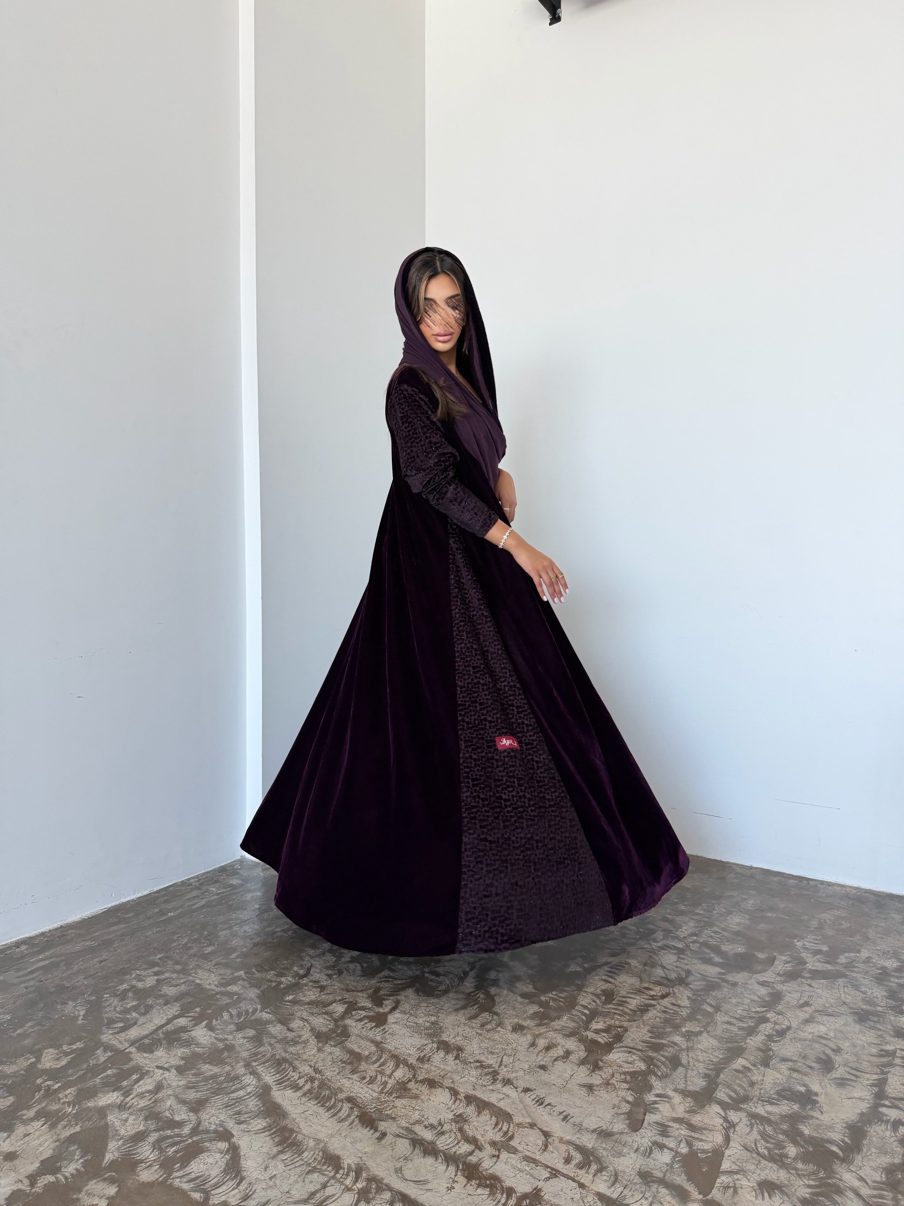 MWT953 - عباية مخمل مع تدخيلة لمعه بالاكمام والجوانب