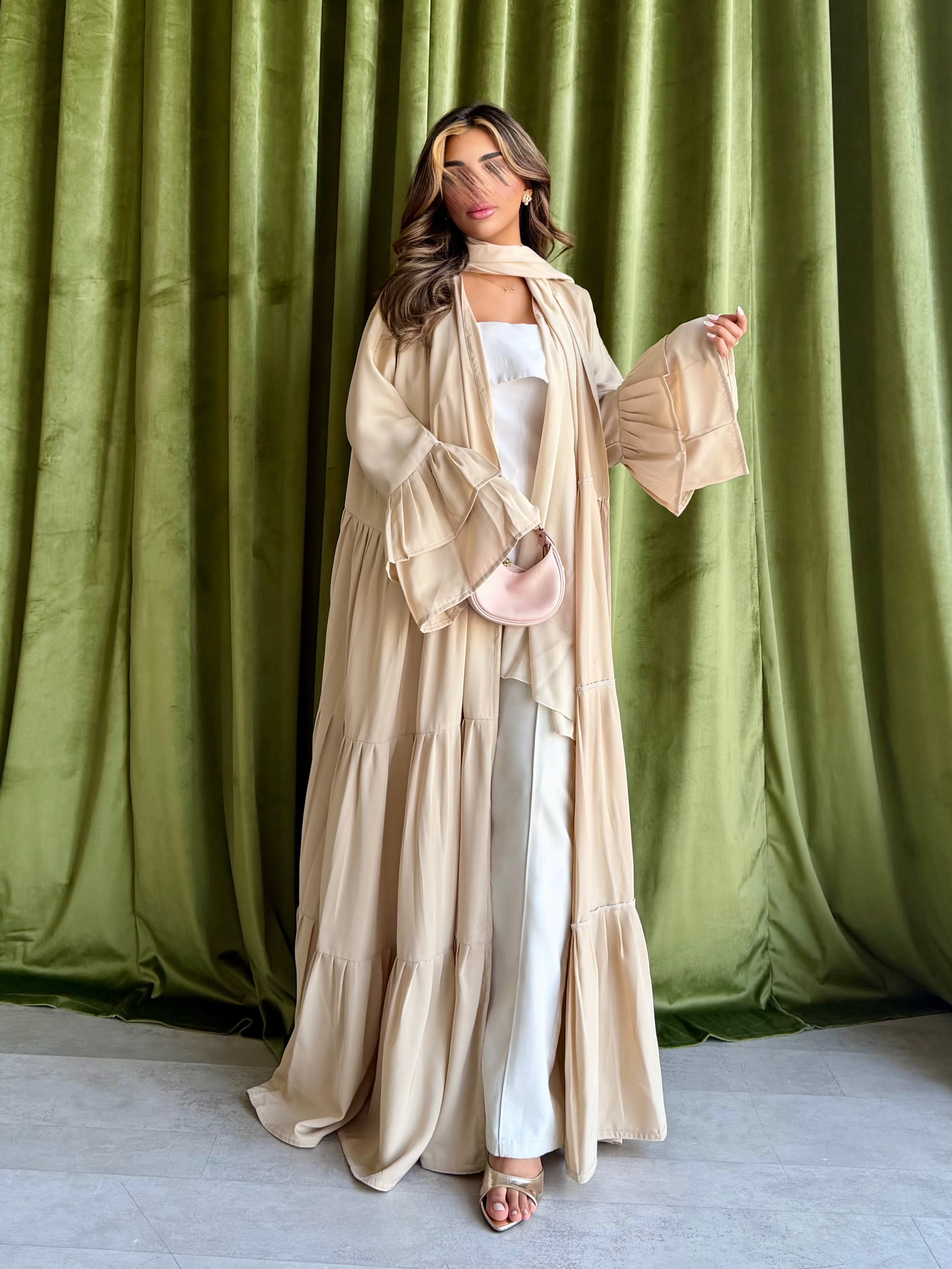 MWT5193 - عباية بيج بقصة أنيقة أنثوية تجمع بين الفخامة و الخفة