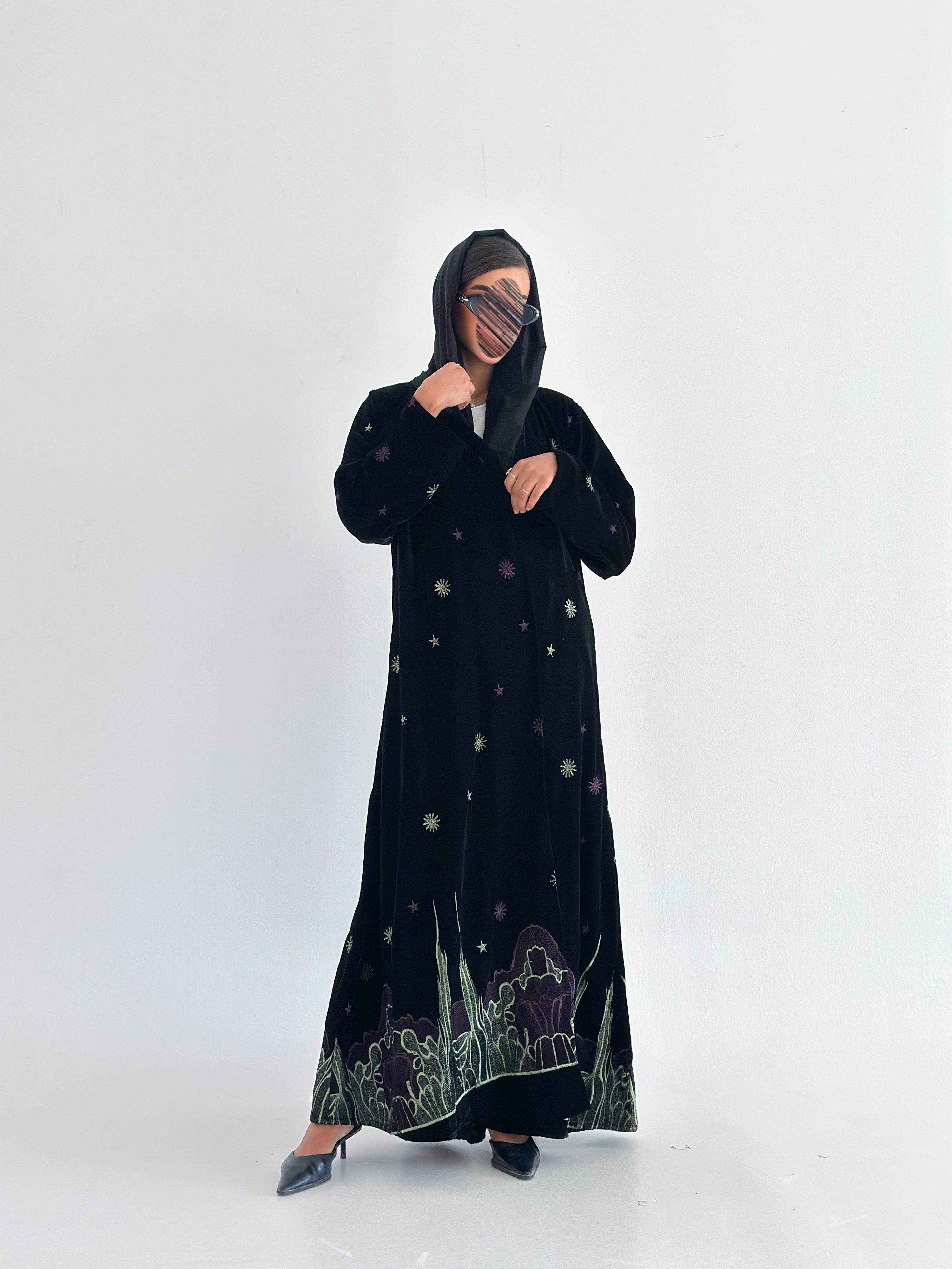 MW1742 - عباية اسود مخمل مطرزة - Aya