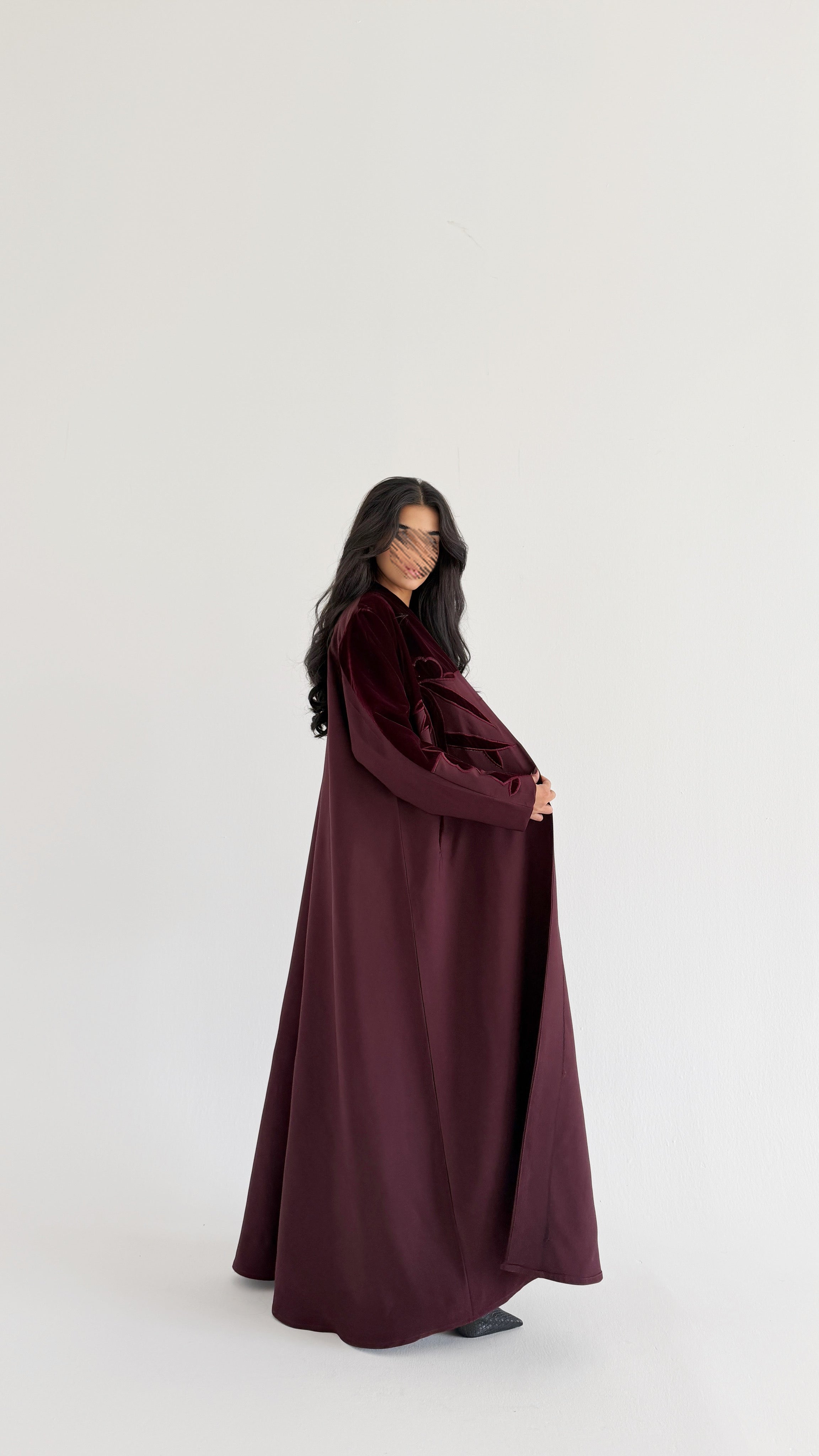 MWT897 - عبايه كريب مع تدخيله مخمل بشكل وردات - Aya