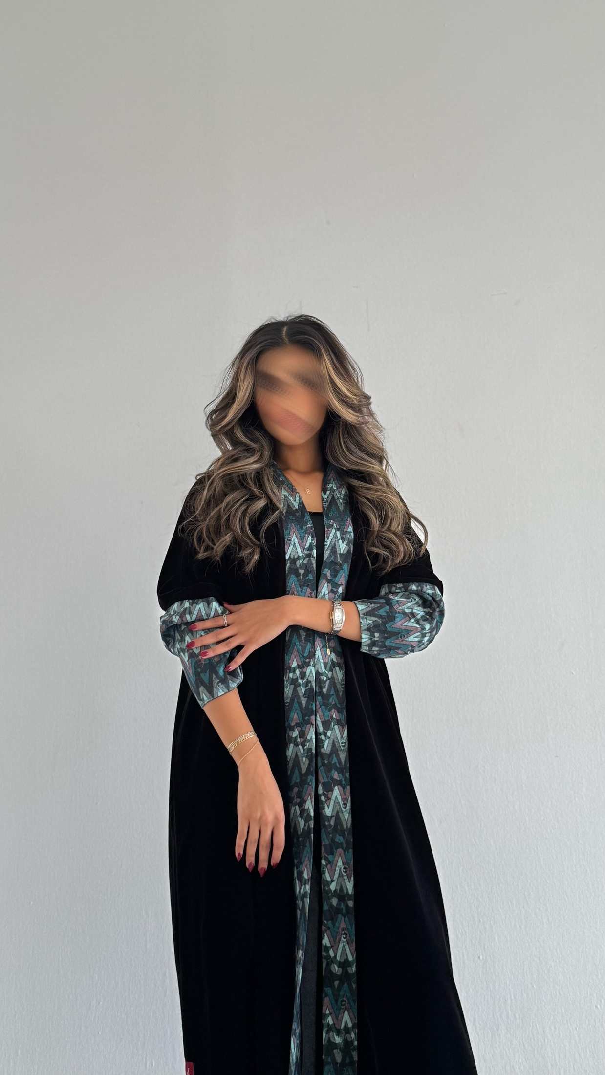 MWT561 - عباية مخمل مع تدخيلة الوان - Aya
