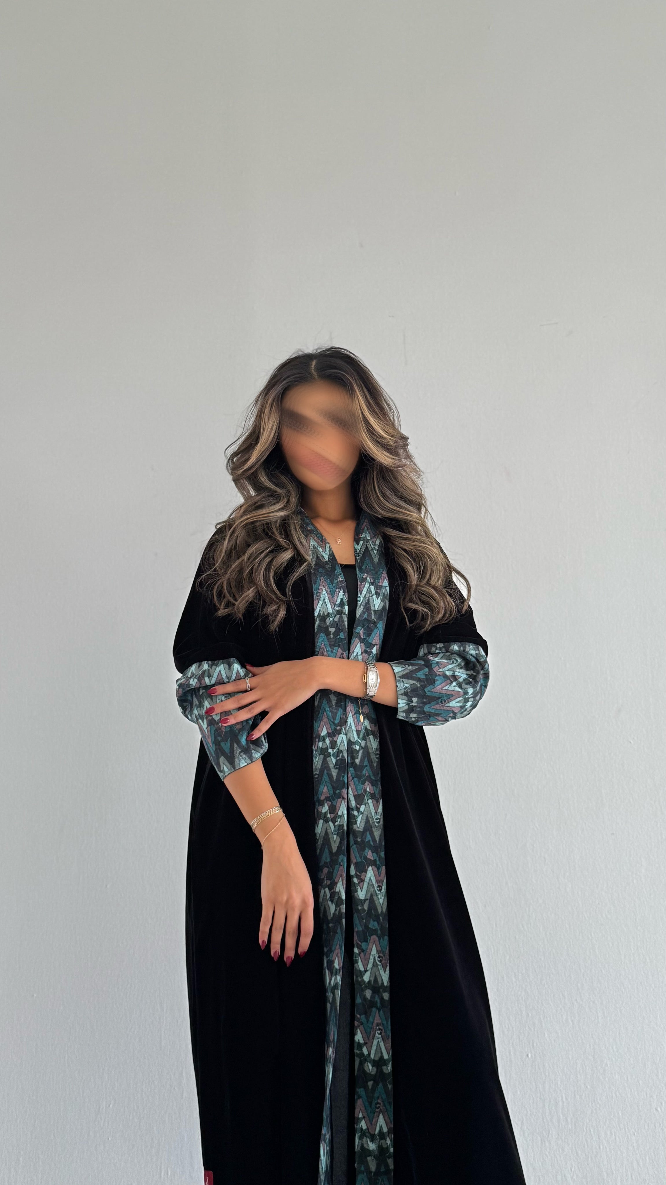 MWT561 - عباية مخمل مع تدخيلة الوان - Aya