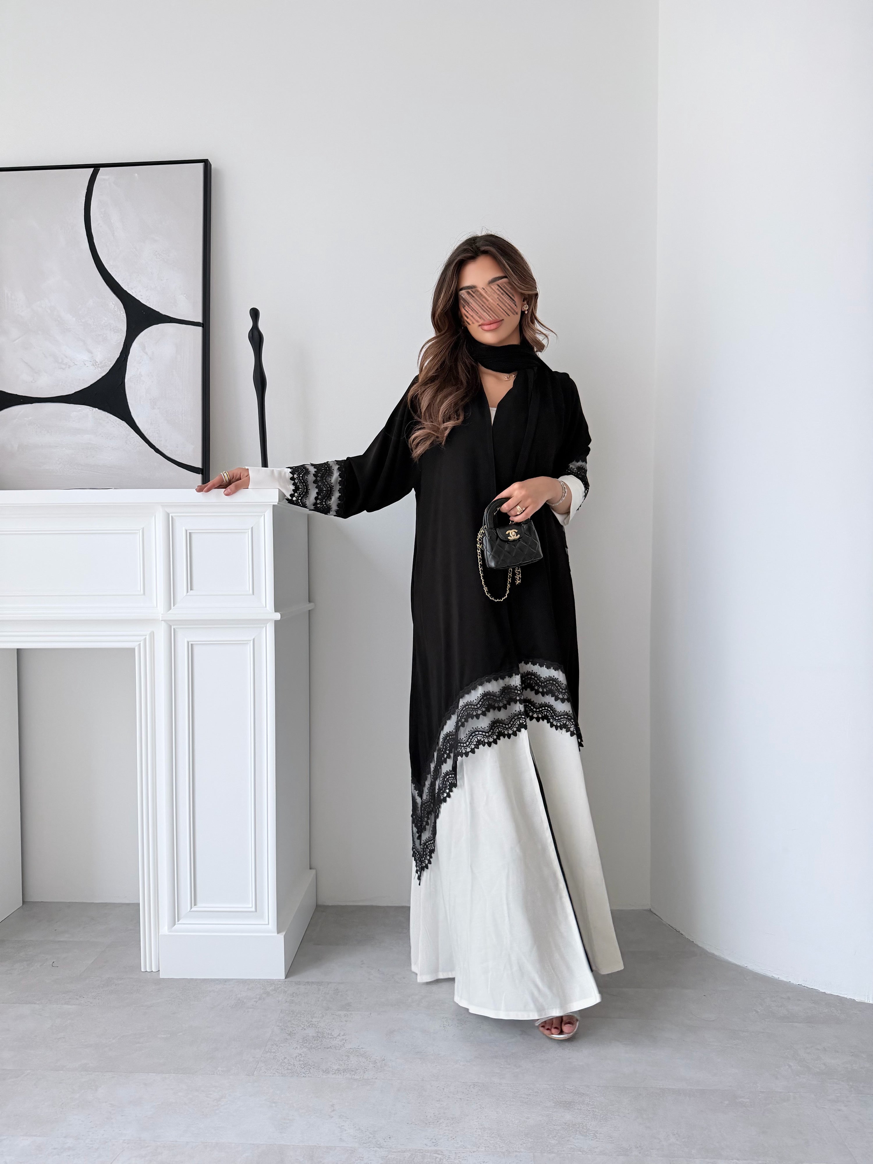 MW2134 - عبايه كريب ملكي مع اضافة قماش حرير بطريقة انيقة - Aya