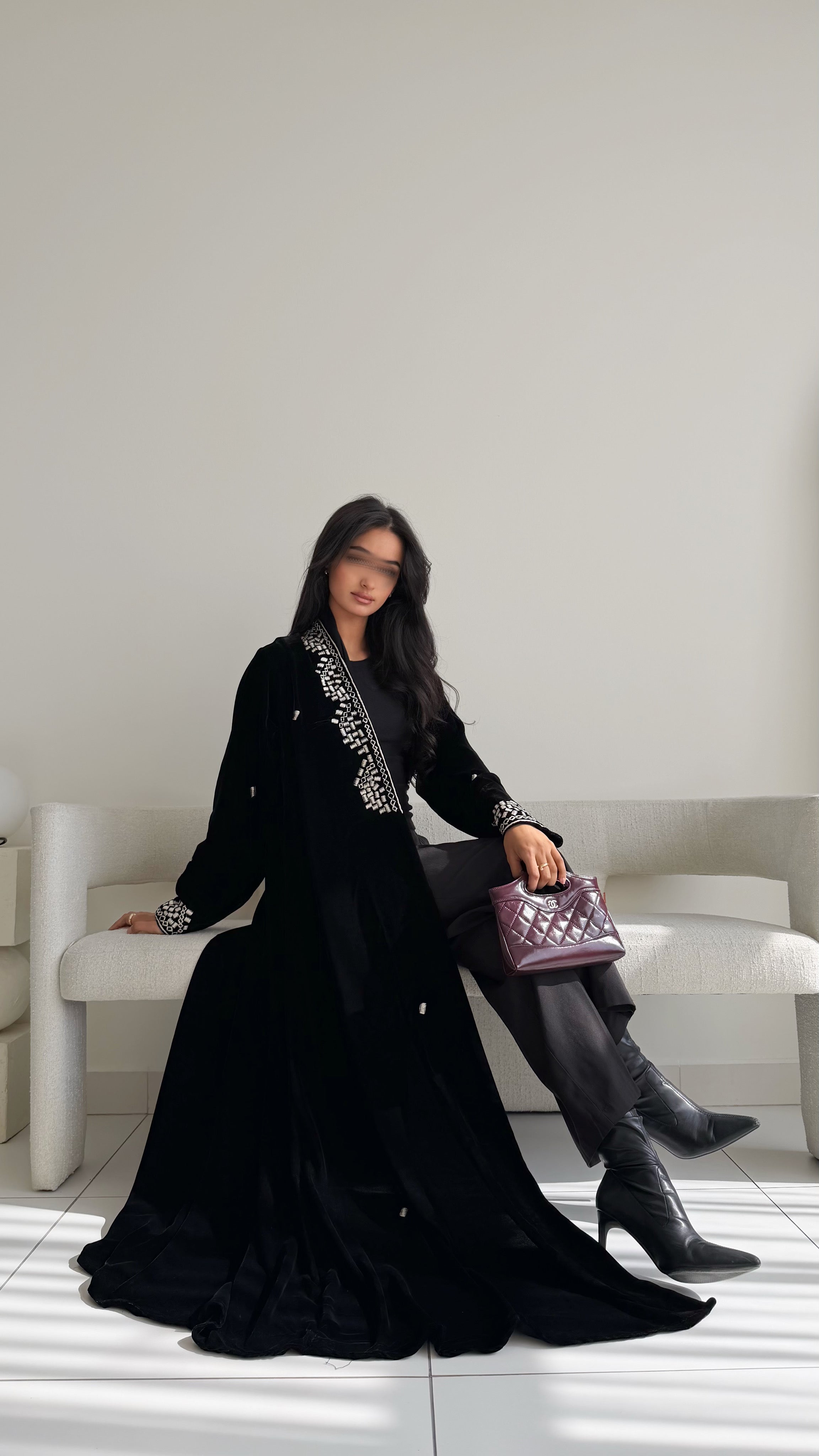 MWT684 - عباية مخمل اسود  تطريز من الامام