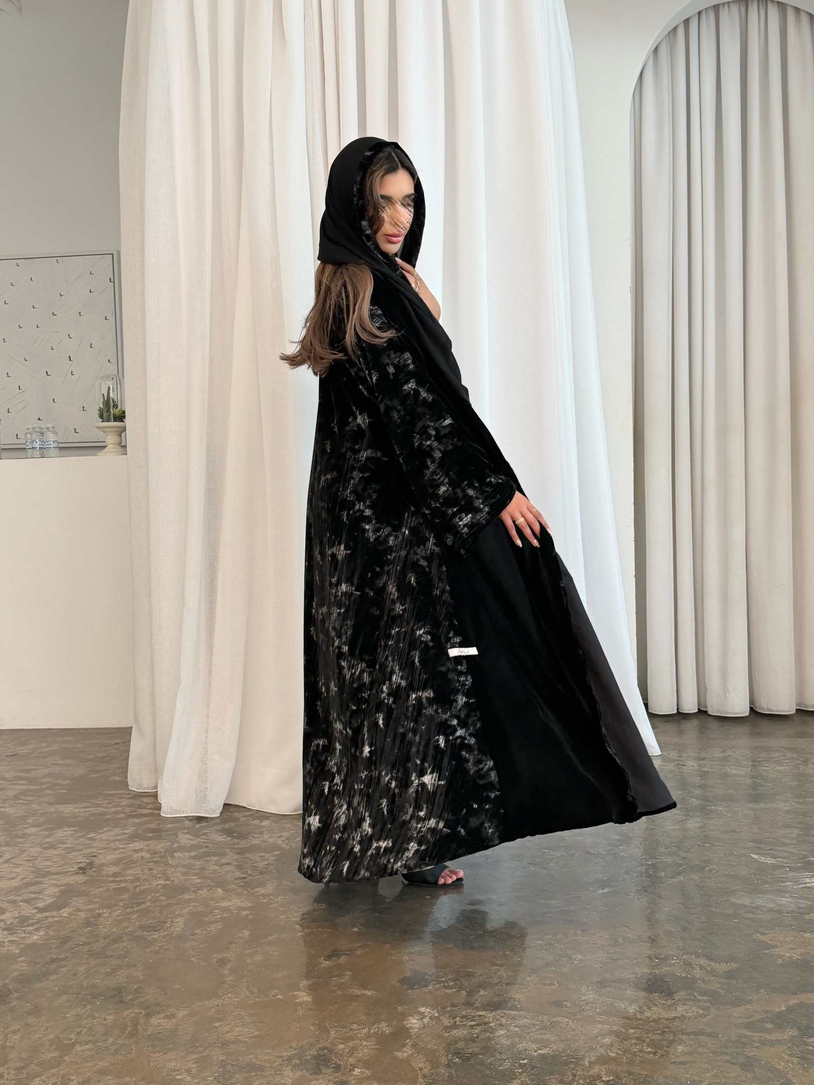 MWT998 - عبايةمخمل اسود سادة مع طباعة كلوش - Aya