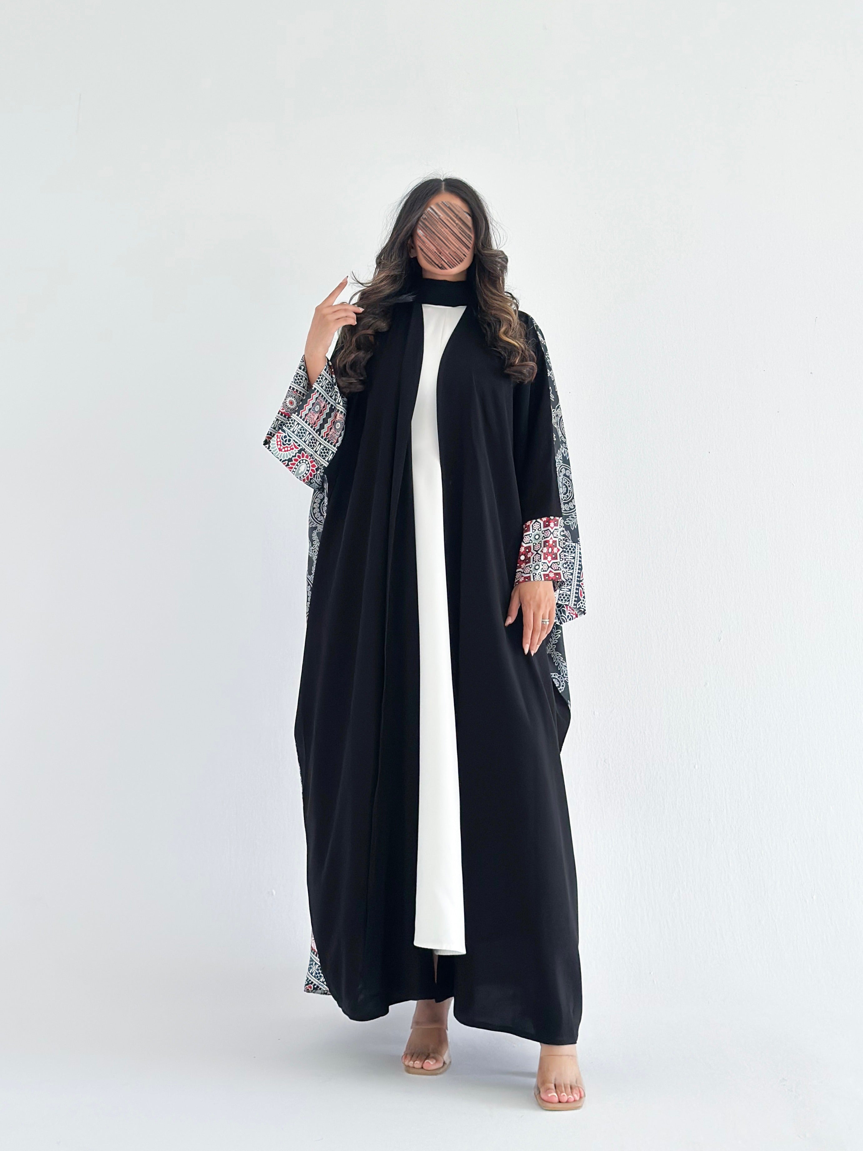 MWT1268 - عباية اسود بتدخيلة طباعة بالخلف