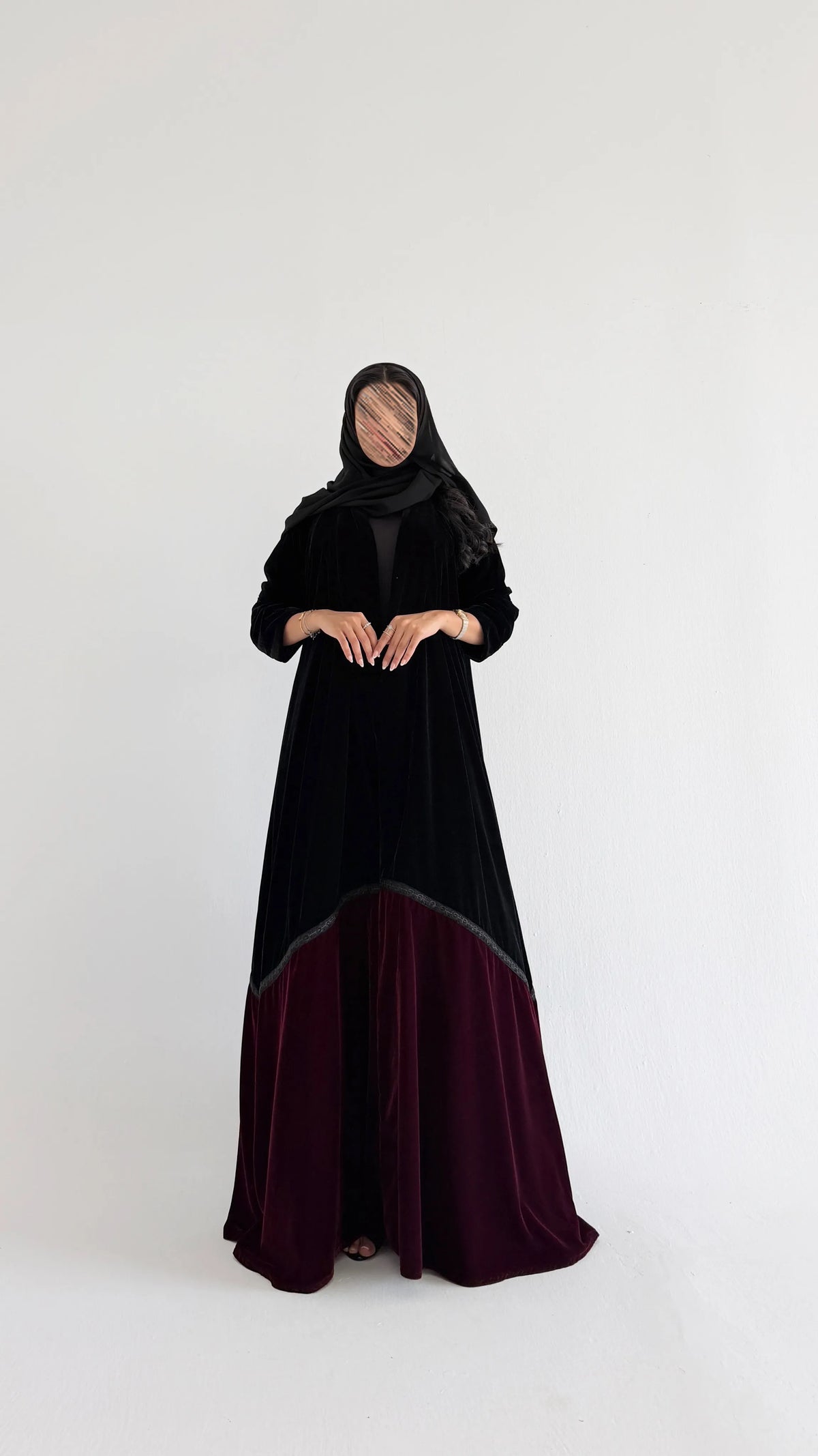 MW519  - عباية مخمل سوداء بتدخيلة مخمل احمر مزينة بتطريز - Aya