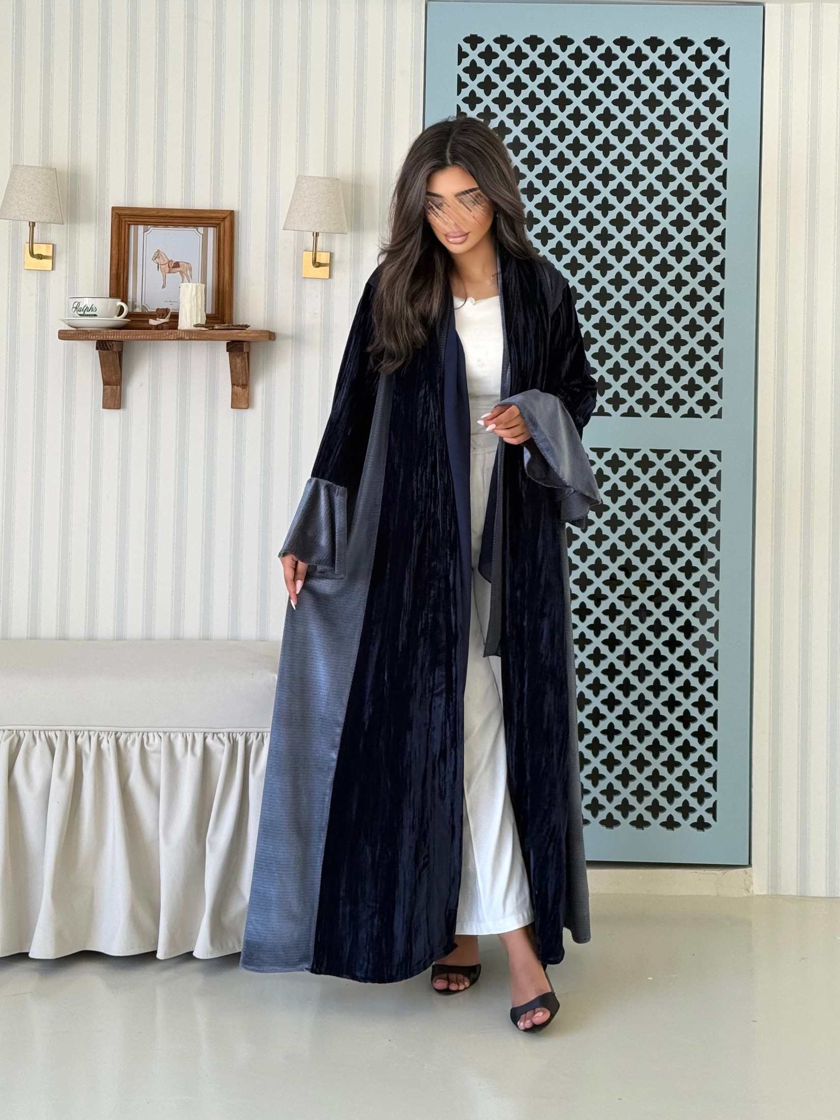 MWT966 - عبايه مخمل مع تدخيلة مخمل سترتش من الاجناب والاكمام - Aya