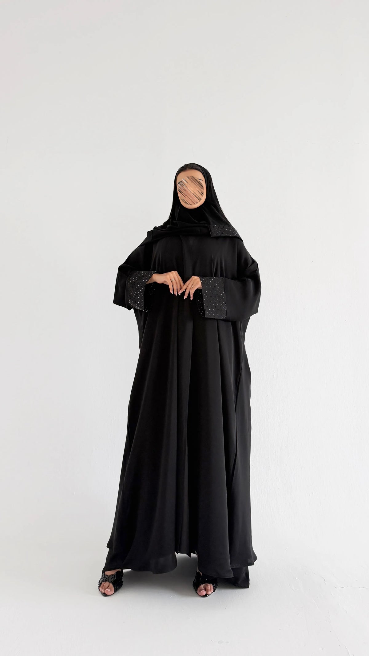 MWT1274 - عباية كريب اسود بتدخيلة خرز - Aya