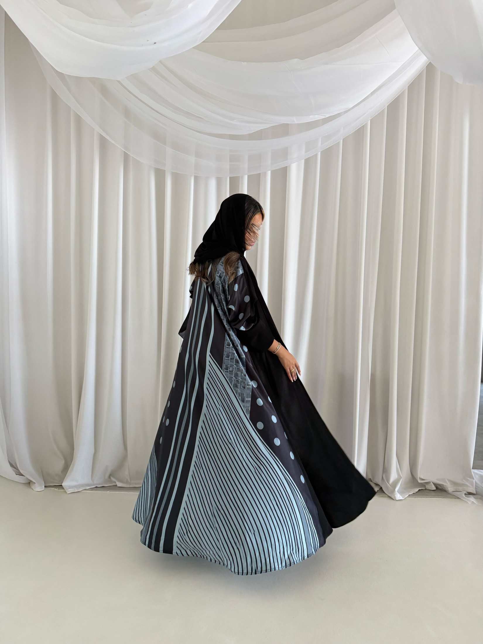 MWT2111 - عباية سوداء من الأمام وطباعة من الخلف -Black Abaya with a Printed Back - Aya