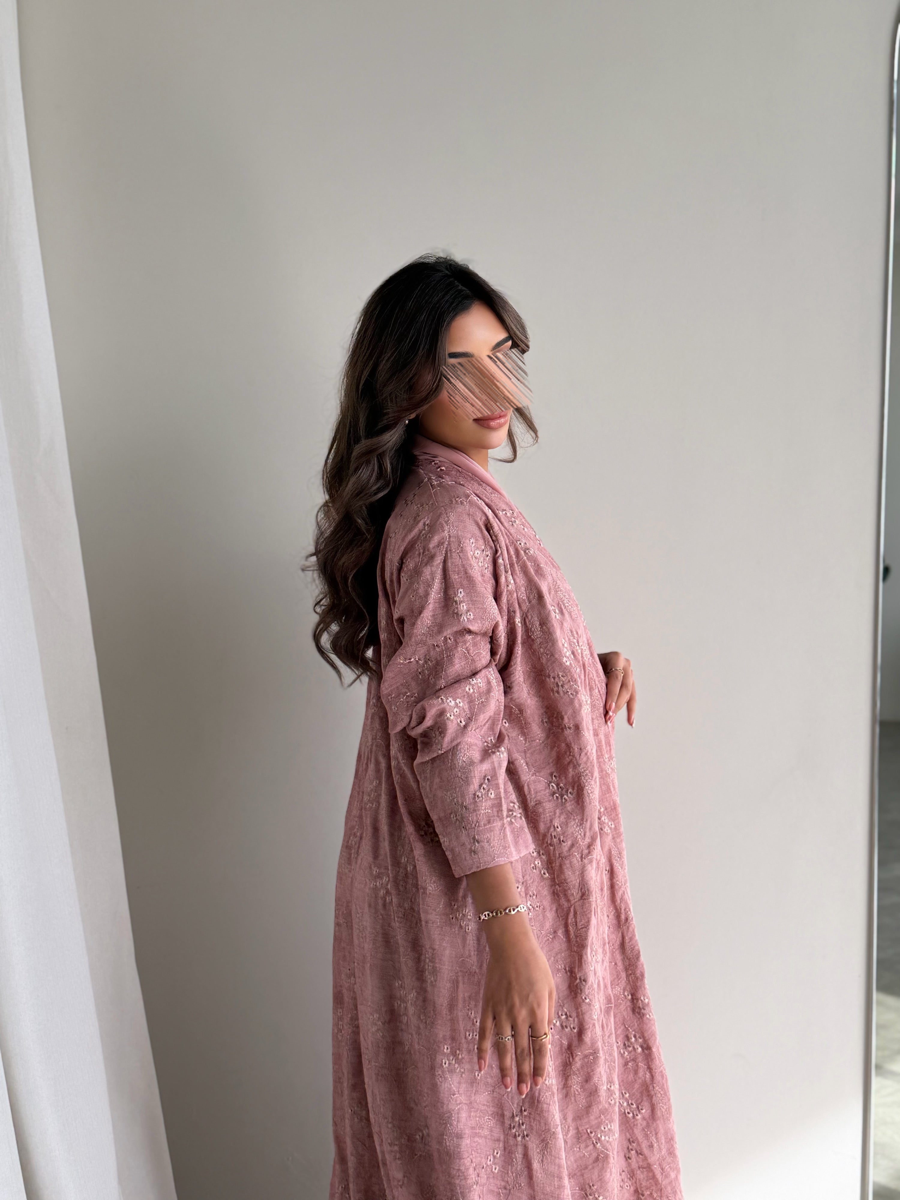 MWT779 - عباية كريب مموجه بتطريز ورد - Aya