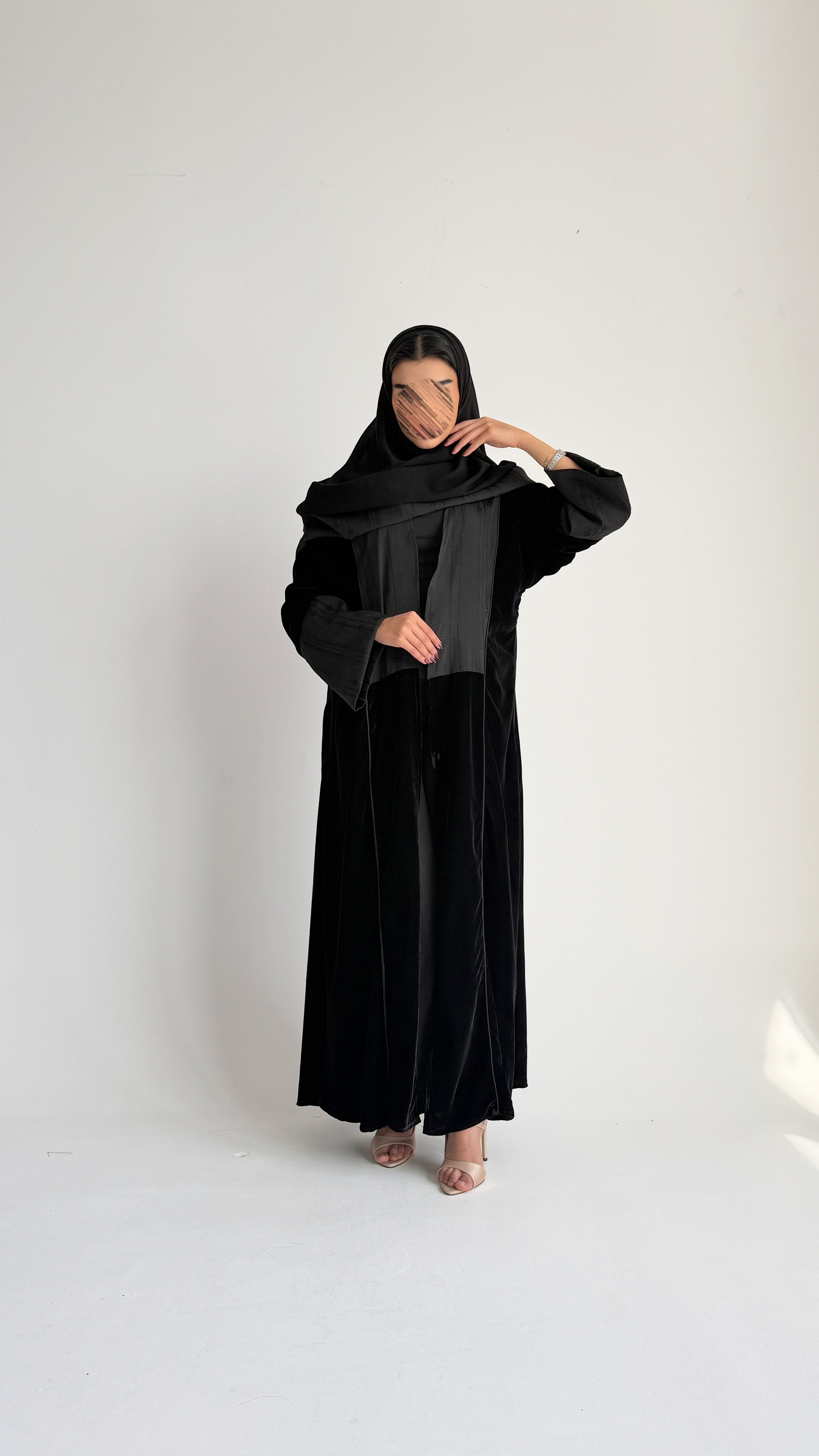 MW1845 - عباية مخمل مع اضافة تدخيلة الجاكار المطرز ليمنحك اطلالة راقية وعصرية - Aya