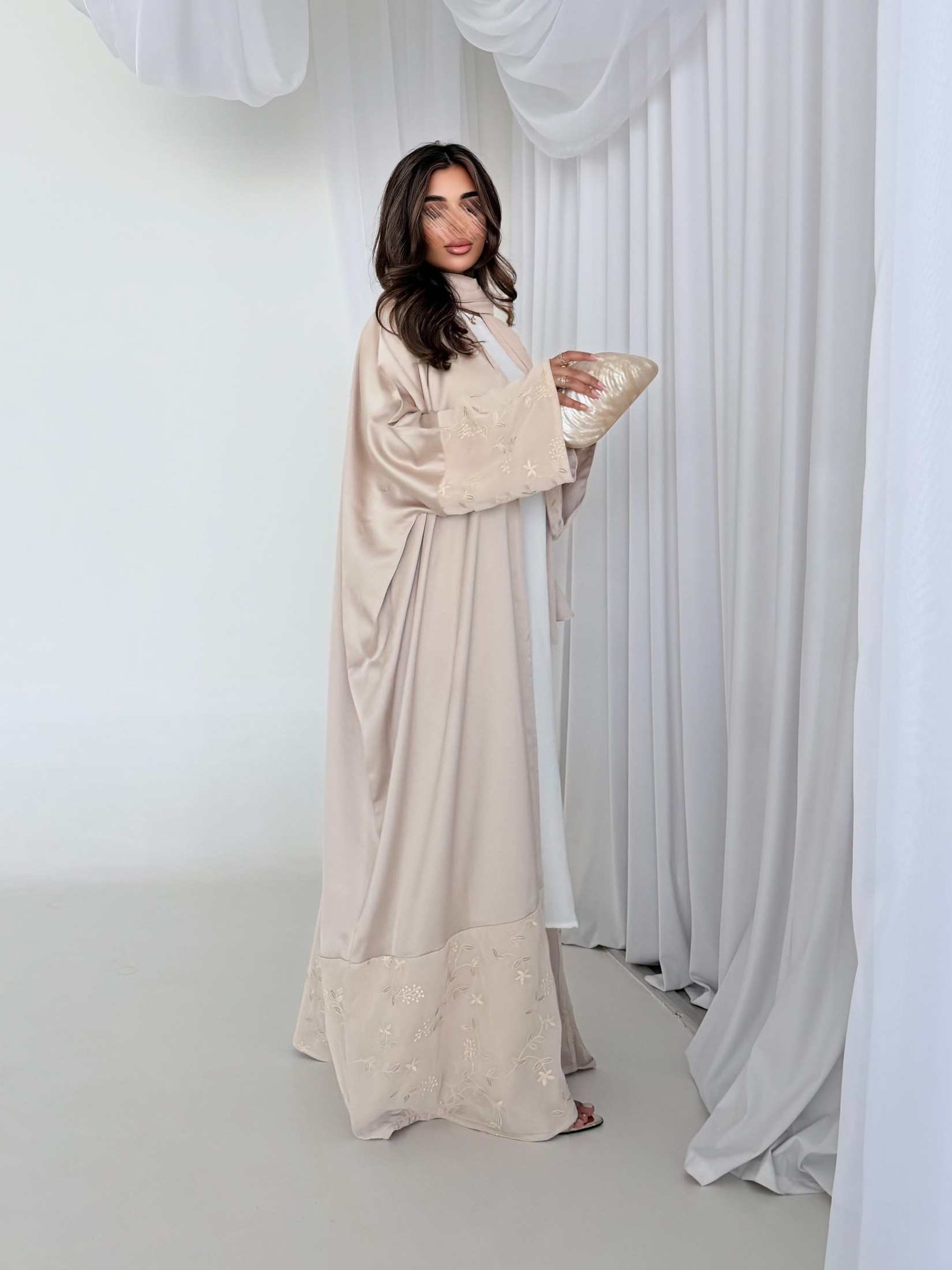 MWT5218 - عبايه بيج صيفيه مع تدخيلات ورد بقماش ناعم جداً - Aya