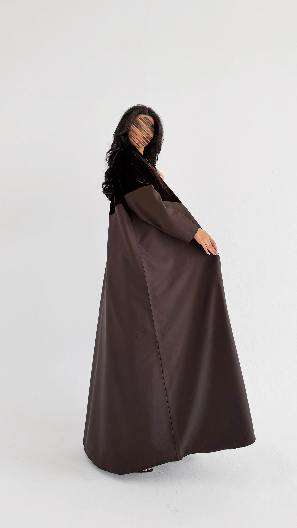 MWT2178 - عبايه مخمل بني مع قماش تفته