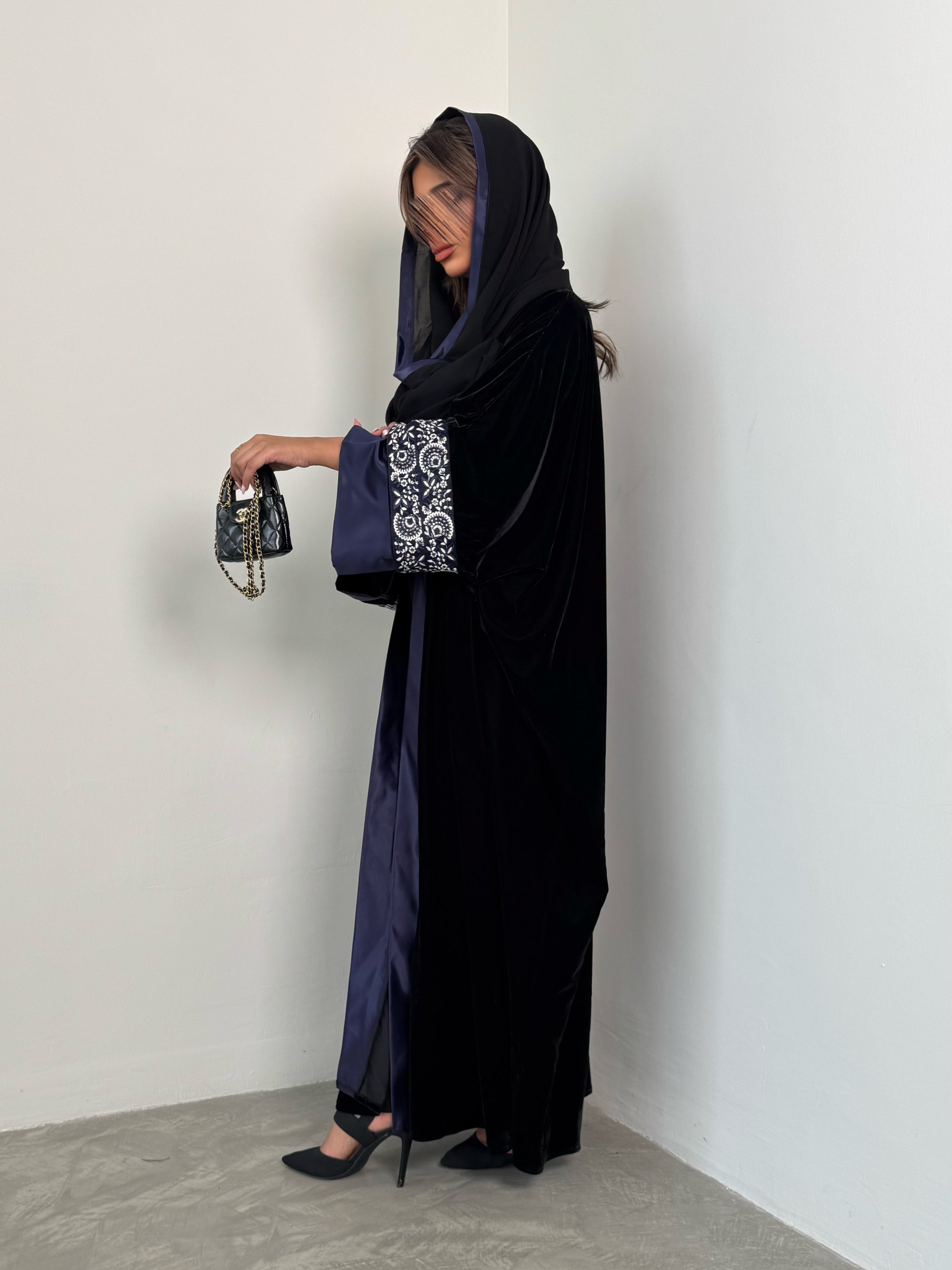 MWT671 - عباية كحلي مع تدخيلة ساتان