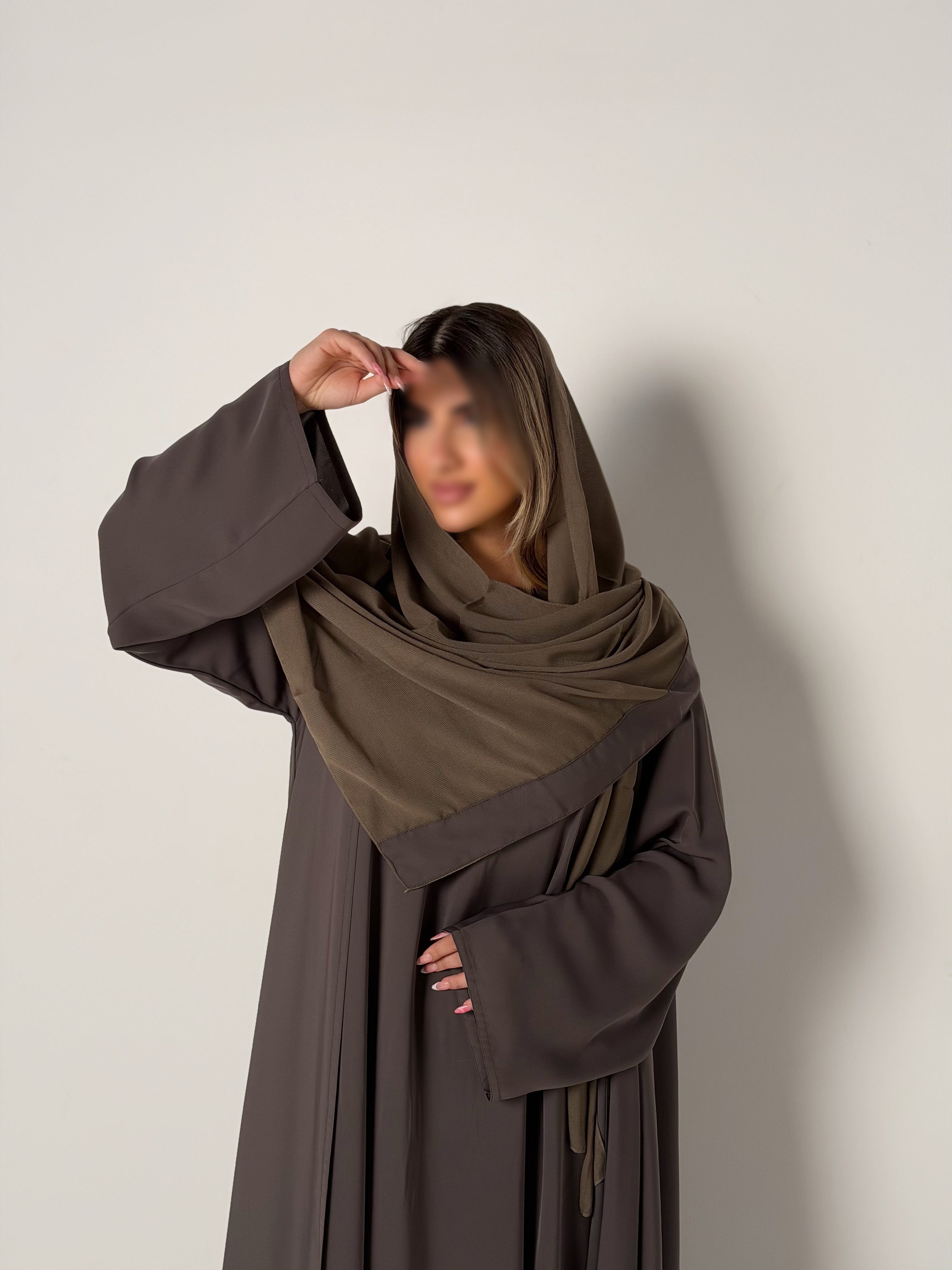 MW2196 - عباية بيسك أنيقة بقصة عملية وخامة مريحة تناسب إطلالتك اليومية