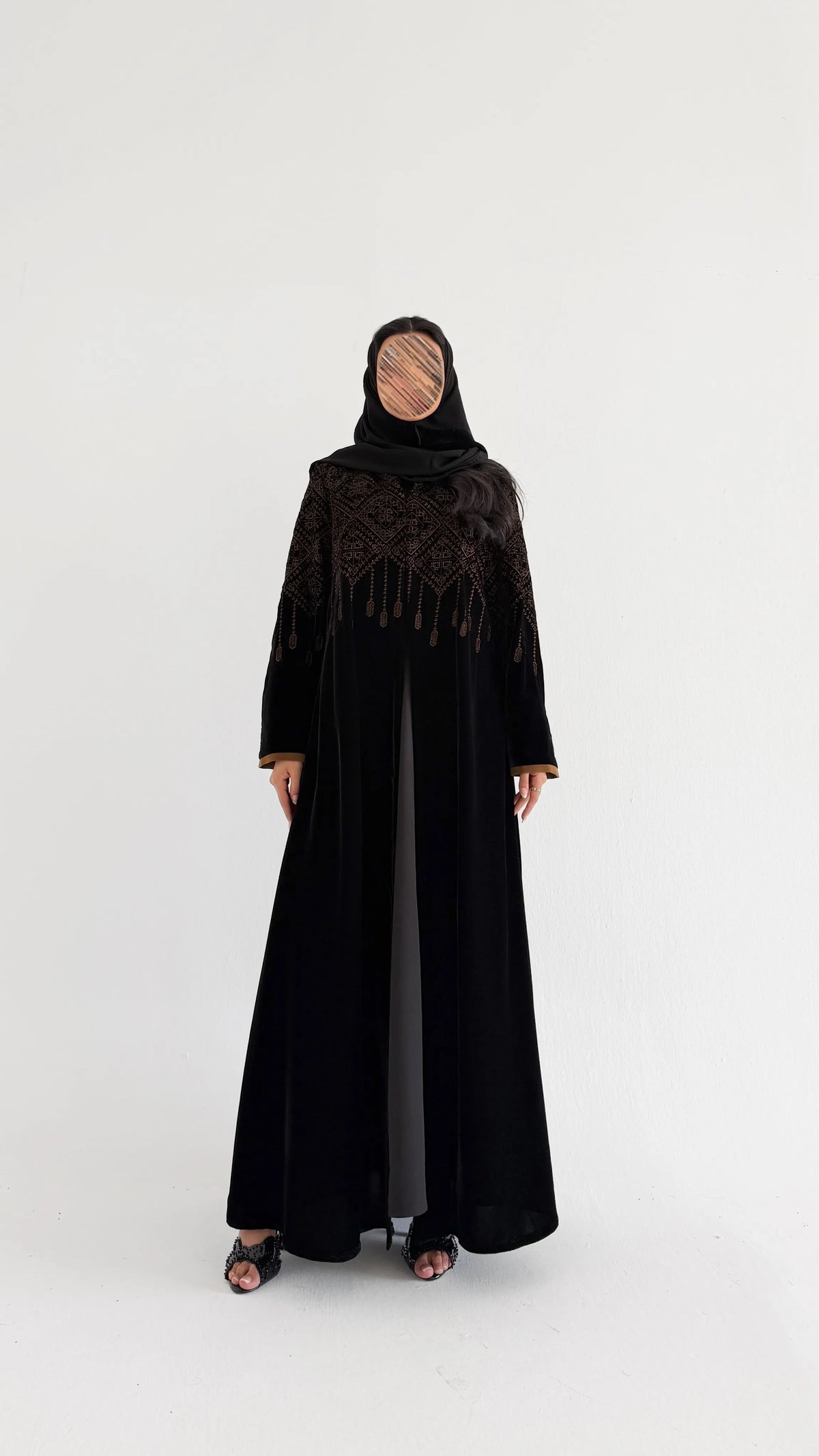 MWT2173 - عباية مخمل أسود مع كلفه كورشية - Aya