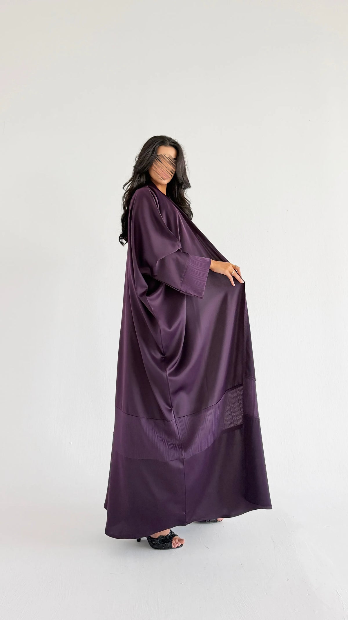 MWT1290 - عباية ساده بتدخيلة مخطط - Aya