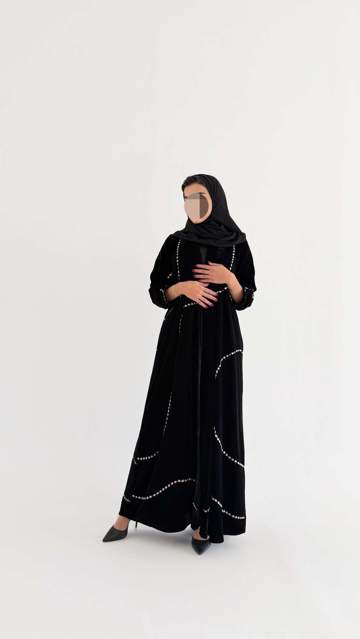 MWT645 - عبايه مخمل اسود تطريز ذهبي - Aya