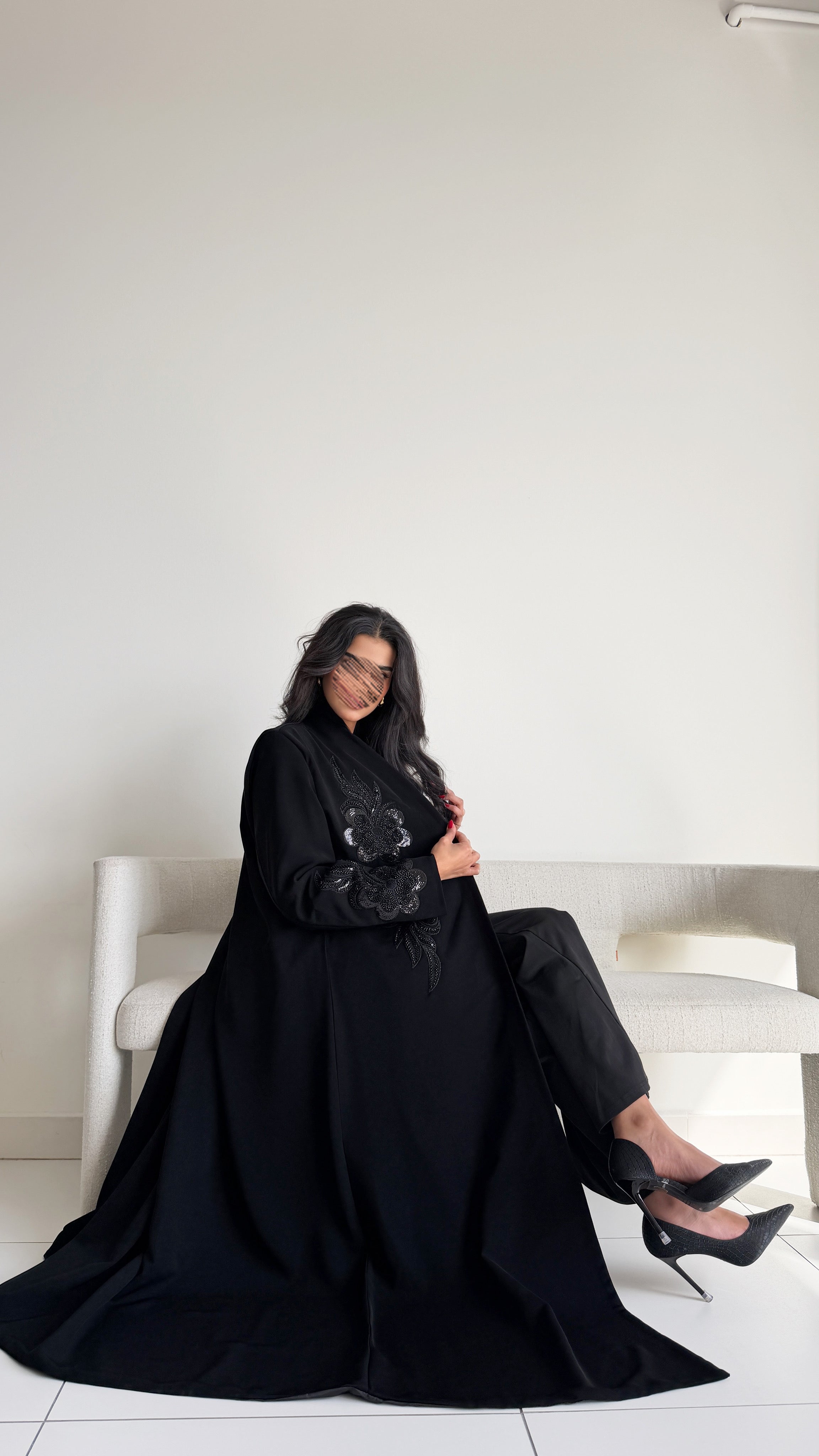 MW2028 - عبايه بليزر مع تطريز بالامام والاكمام - Aya