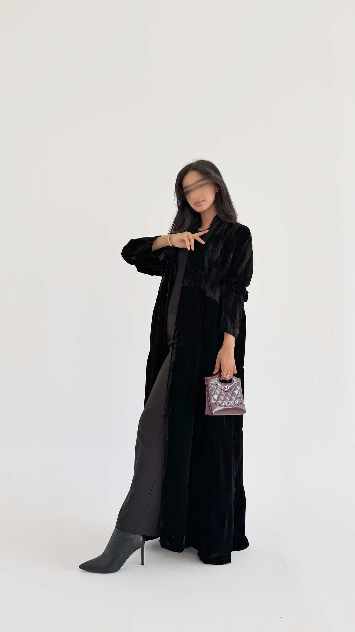 MWT648 - عباية مخمل اسود بتدخيلة بني - Aya