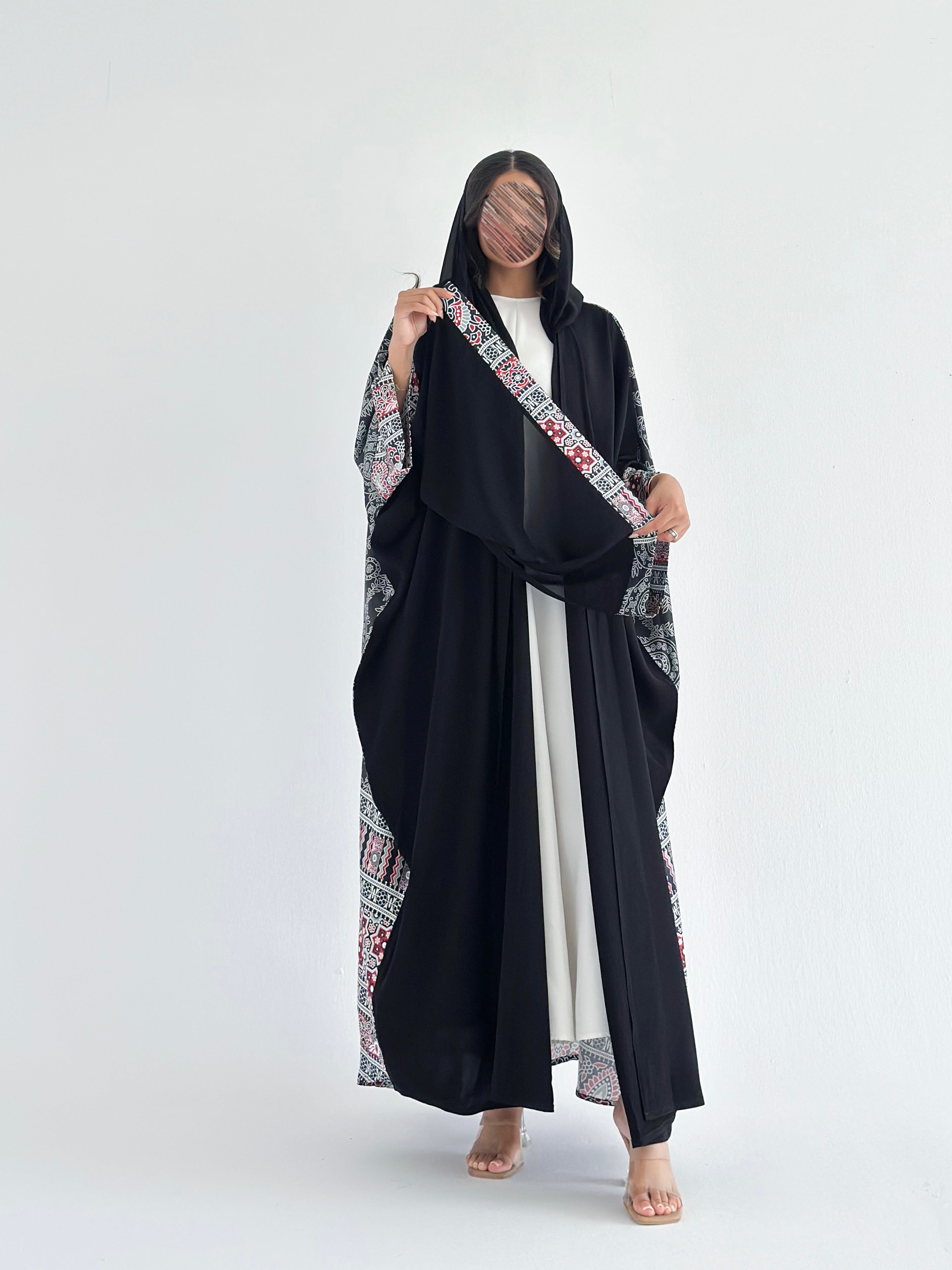 MWT1268 - عباية اسود بتدخيلة طباعة بالخلف