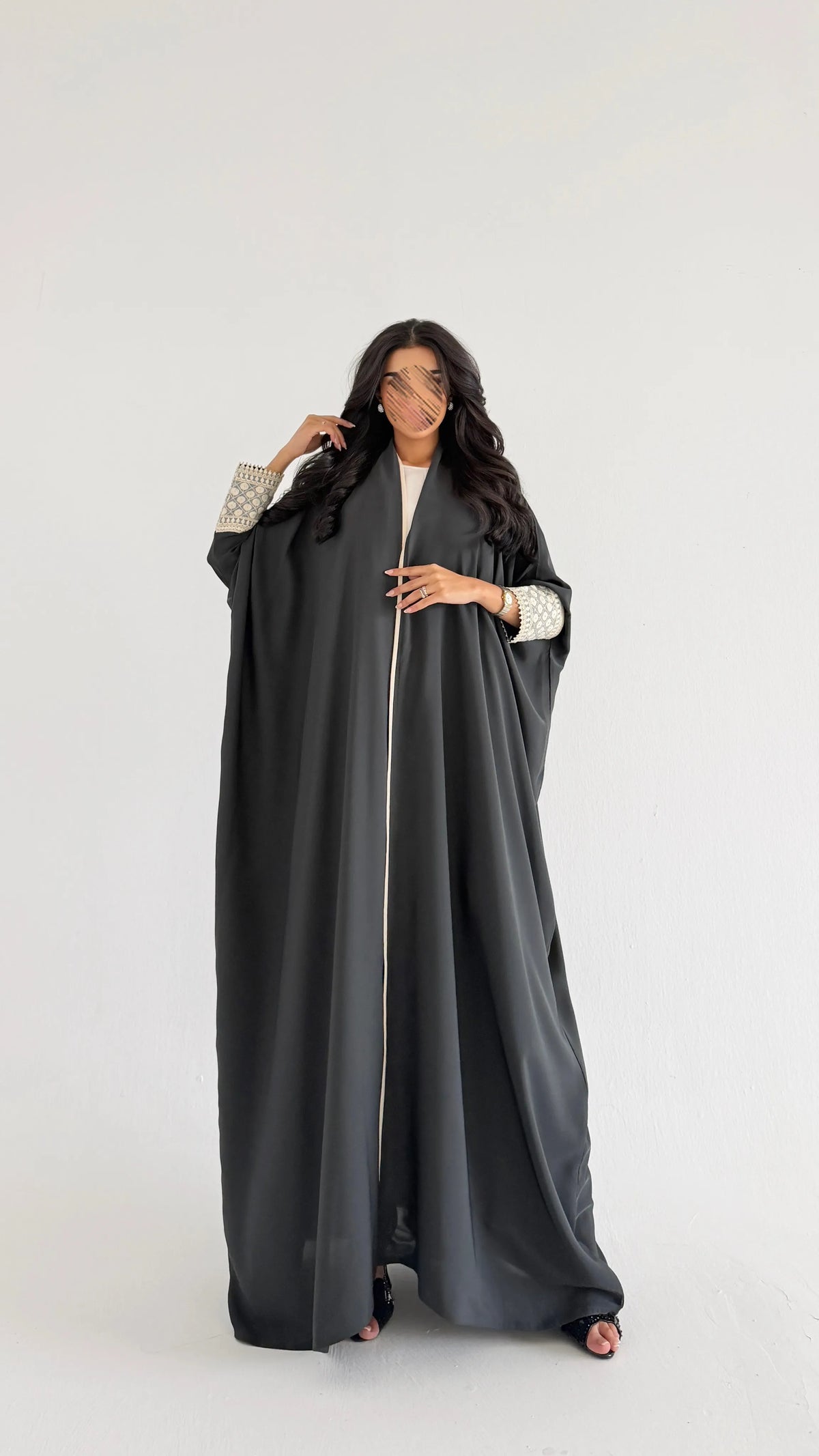 MWT2155 - عباية كريب ناعمة مع تدخيله كلفه بيج بقيطان من الأمام - Aya