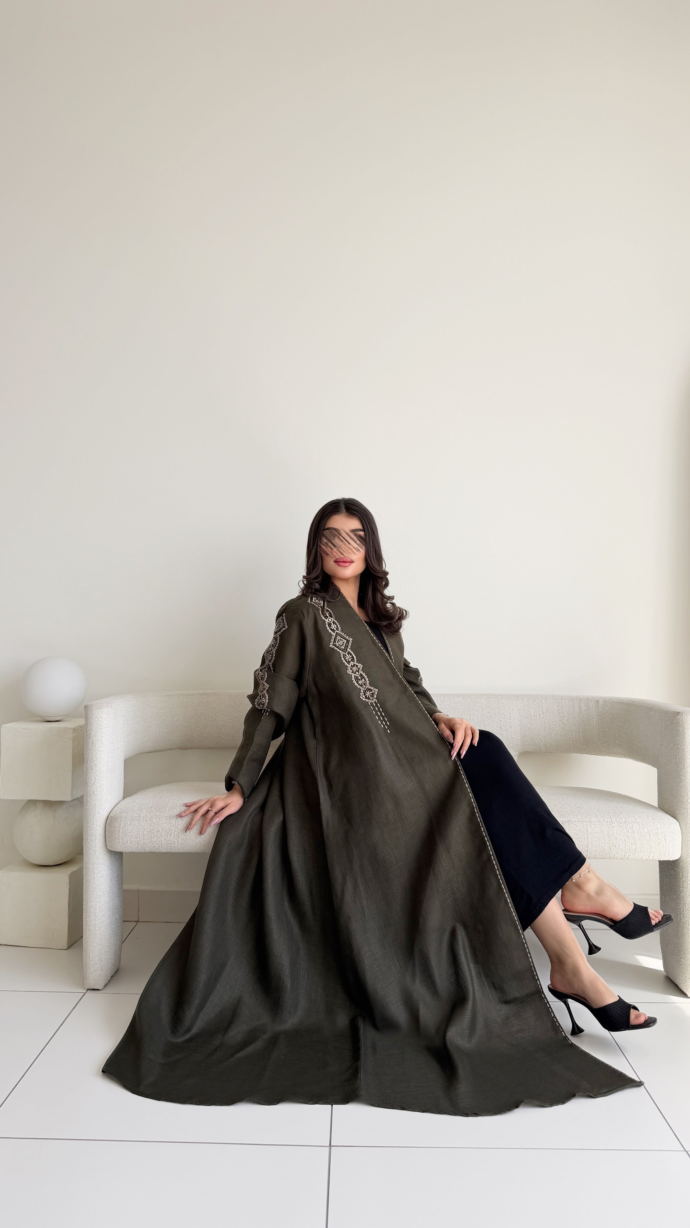 MW2128 - عباية لينن أنيقة بقصّة هينك عصرية - Aya