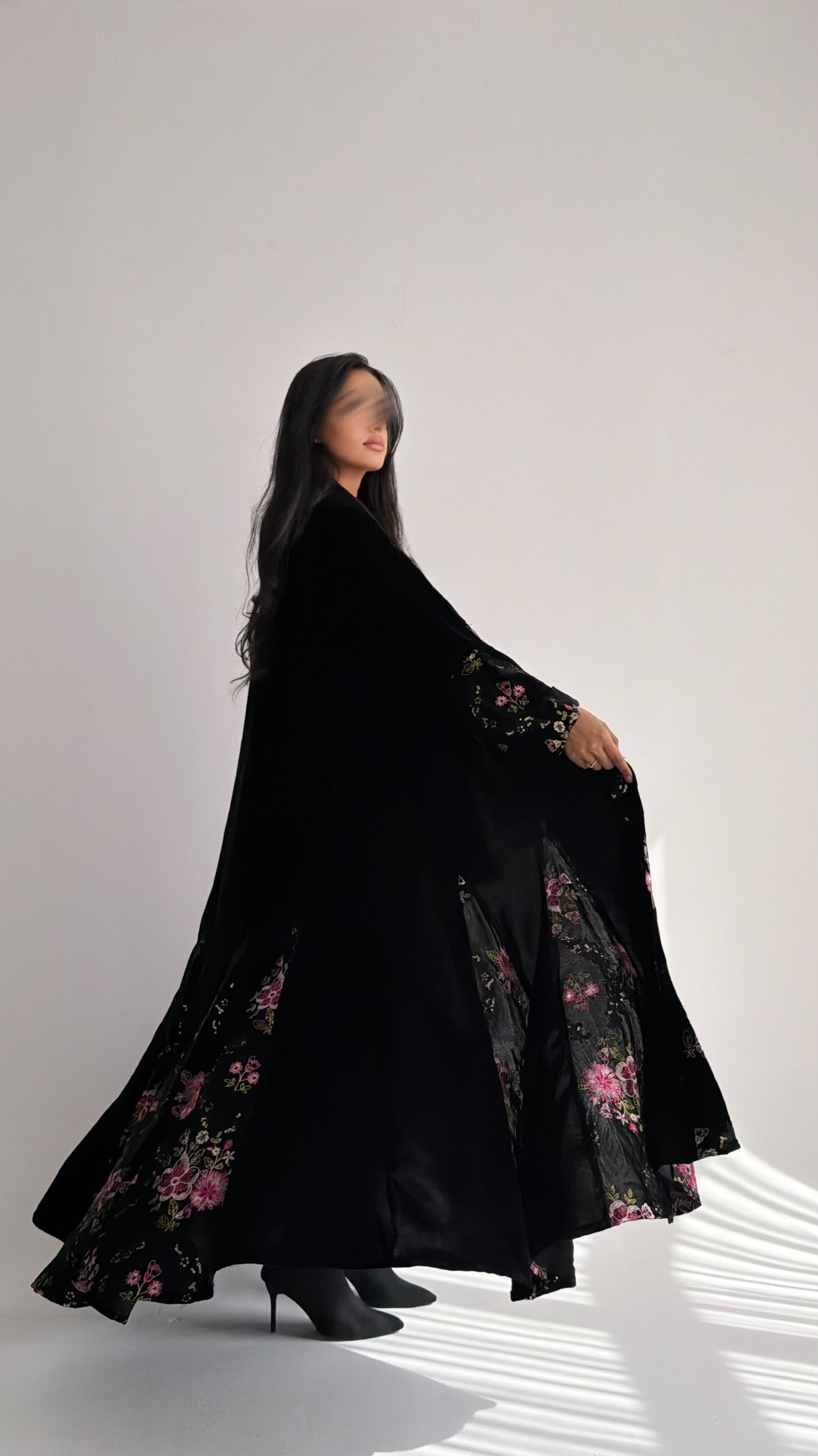MWT817 - عباية مخمل بتدخيلة زهور |Floral Velvet Abaya - Aya