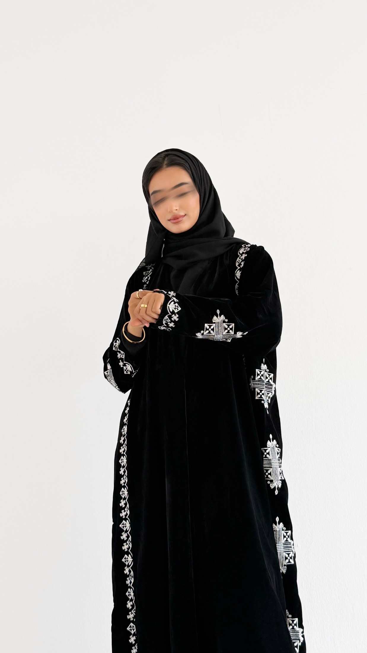 MW1782 - عباية مخمل تطريز كمبيوتر - Aya