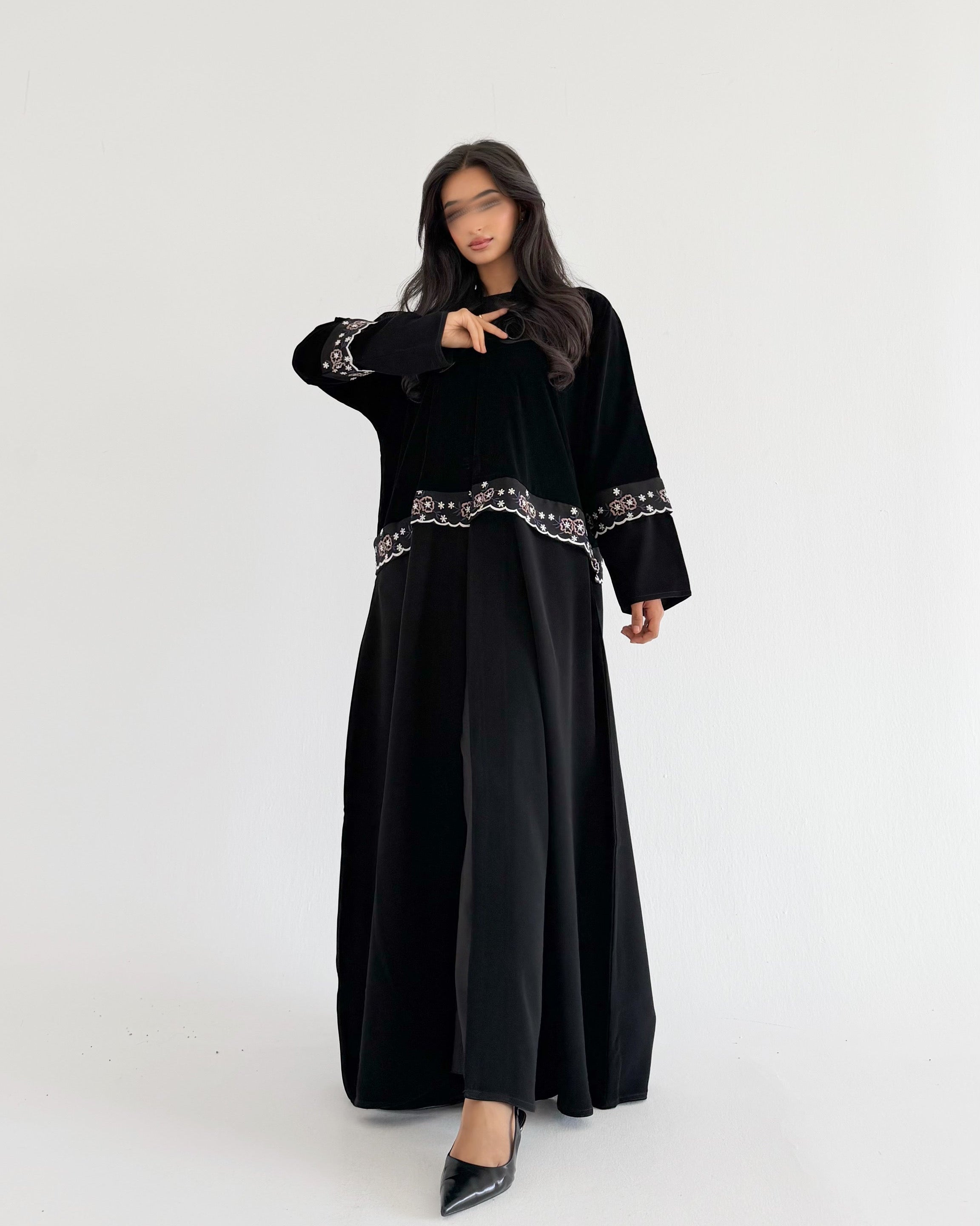 MW1777 - عباية مخمل من تحت قماش كريب الرياض ‏كلفه تطريز كمبيوتر