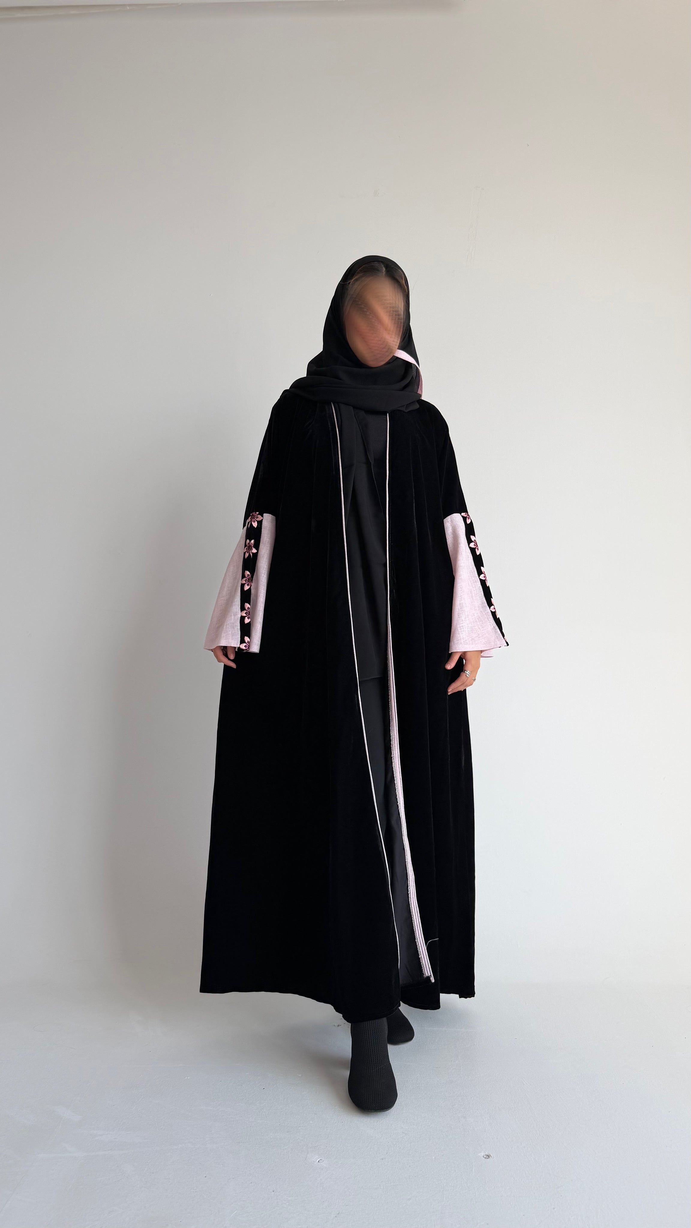 MW1796 - عباية مخمل تطريز كمبيوتر - Aya