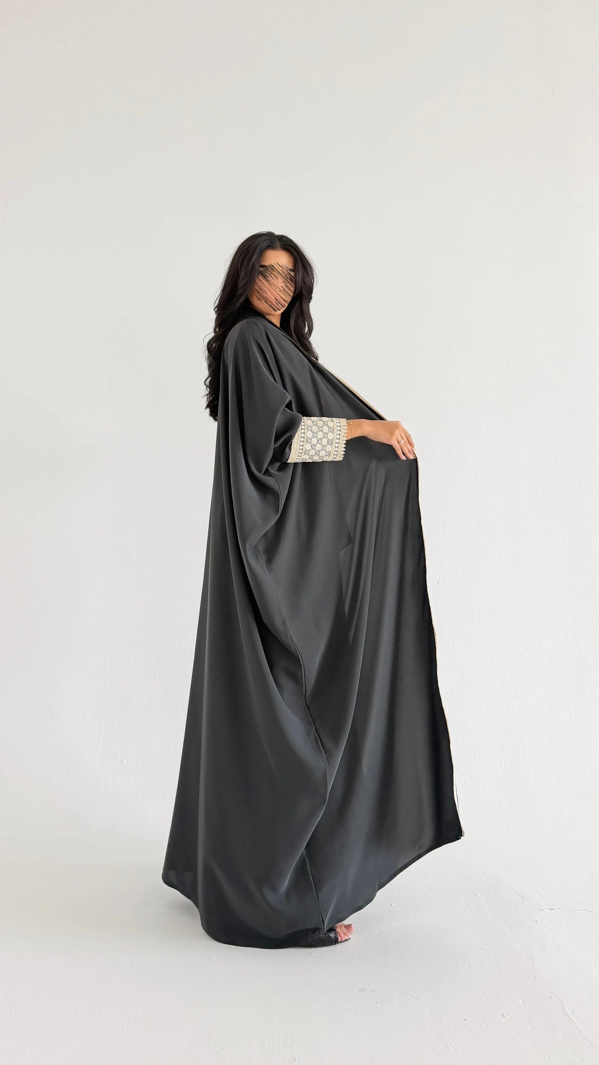 MWT2155 - عباية كريب ناعمة مع تدخيله كلفه بيج بقيطان من الأمام - Aya