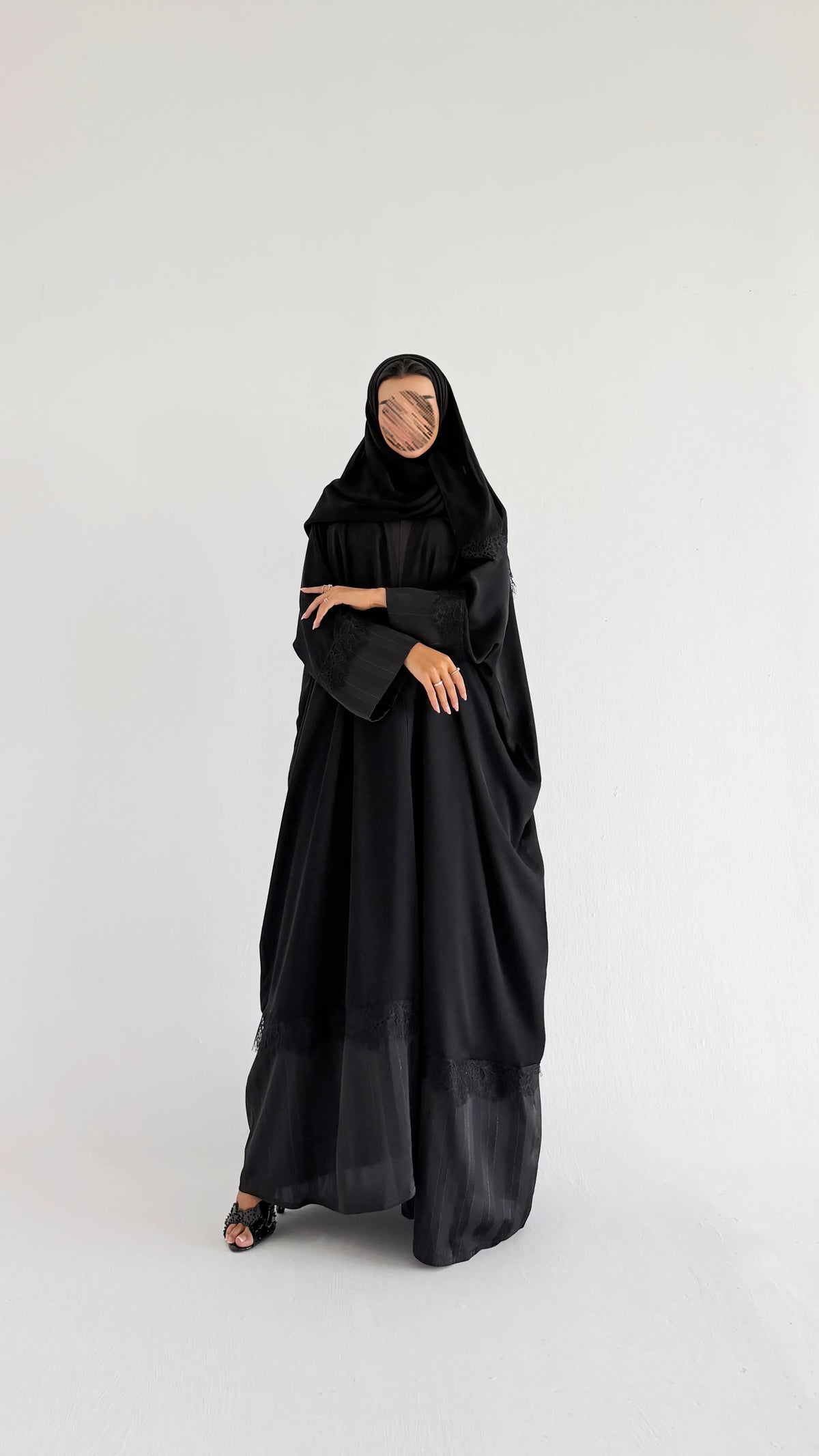 MWT1288  - عباية اسود بتدخيلة مخطط ودانتيل - Aya