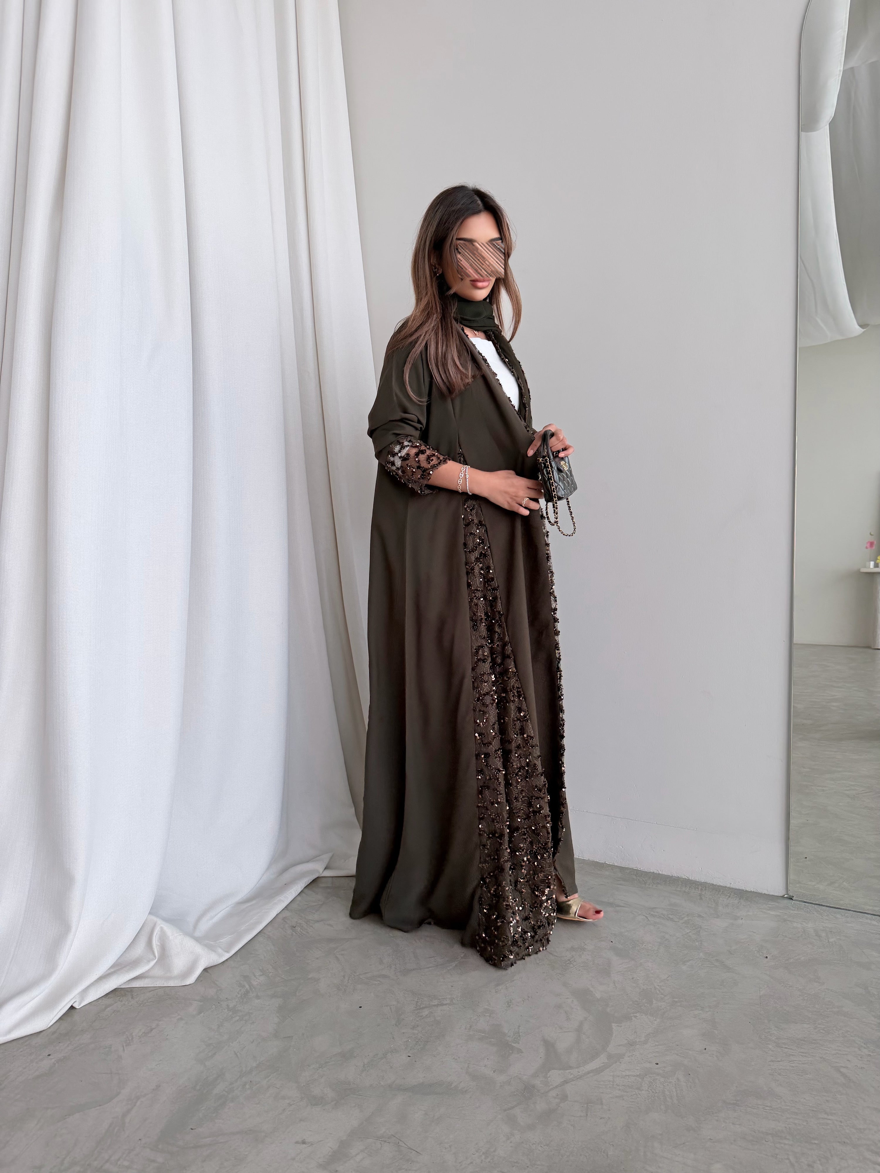 MWT2013 - عباية كريب زيتي مع تدخيله دانتيل زيتي - Aya