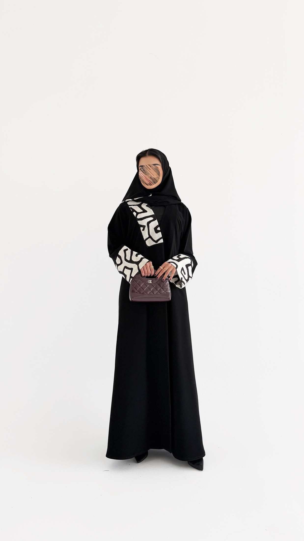 MWT1009 - عباية سوداء مع تدخيلة ابيض - Aya