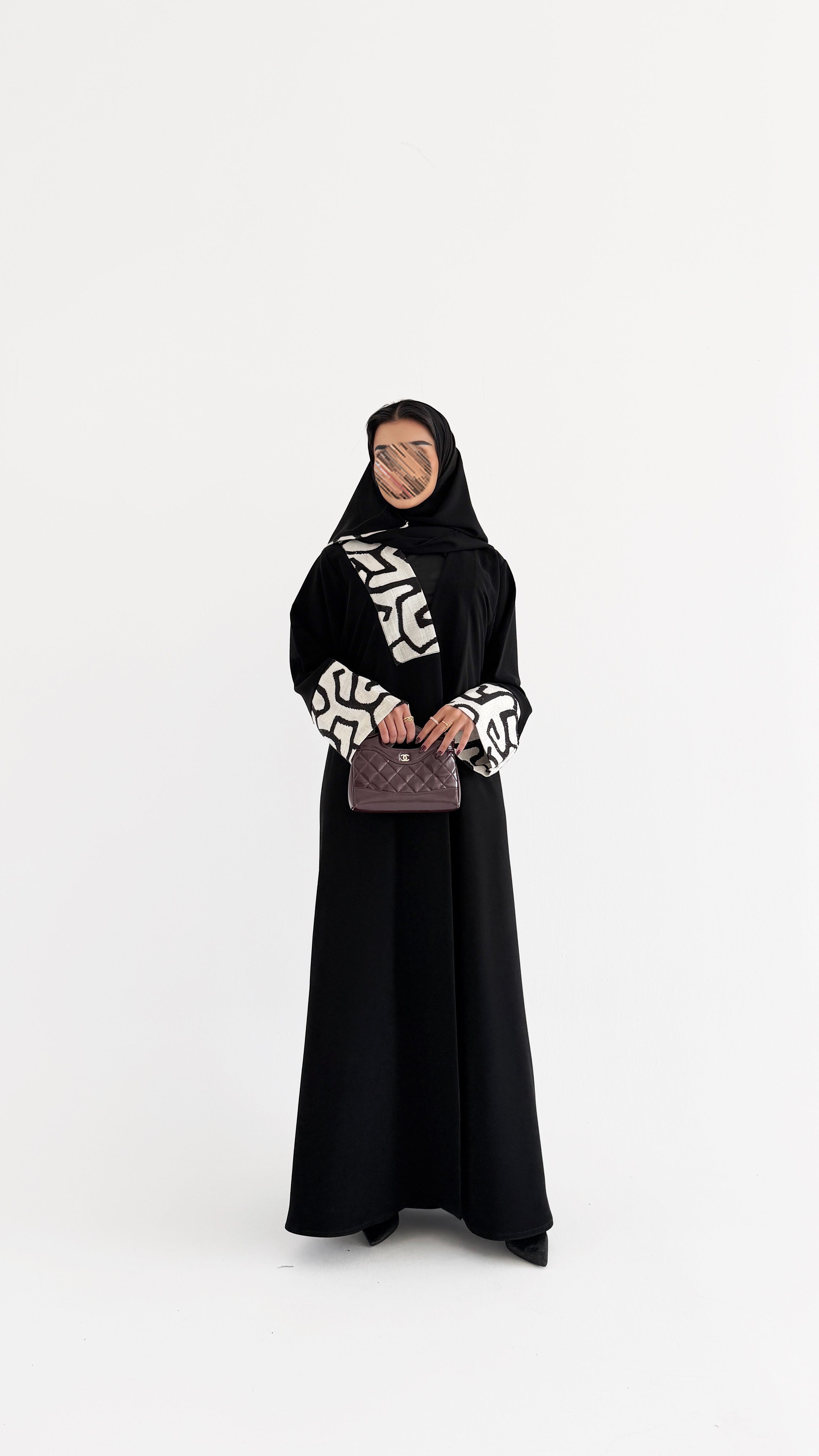 MWT1009 - عباية سوداء مع تدخيلة ابيض - Aya