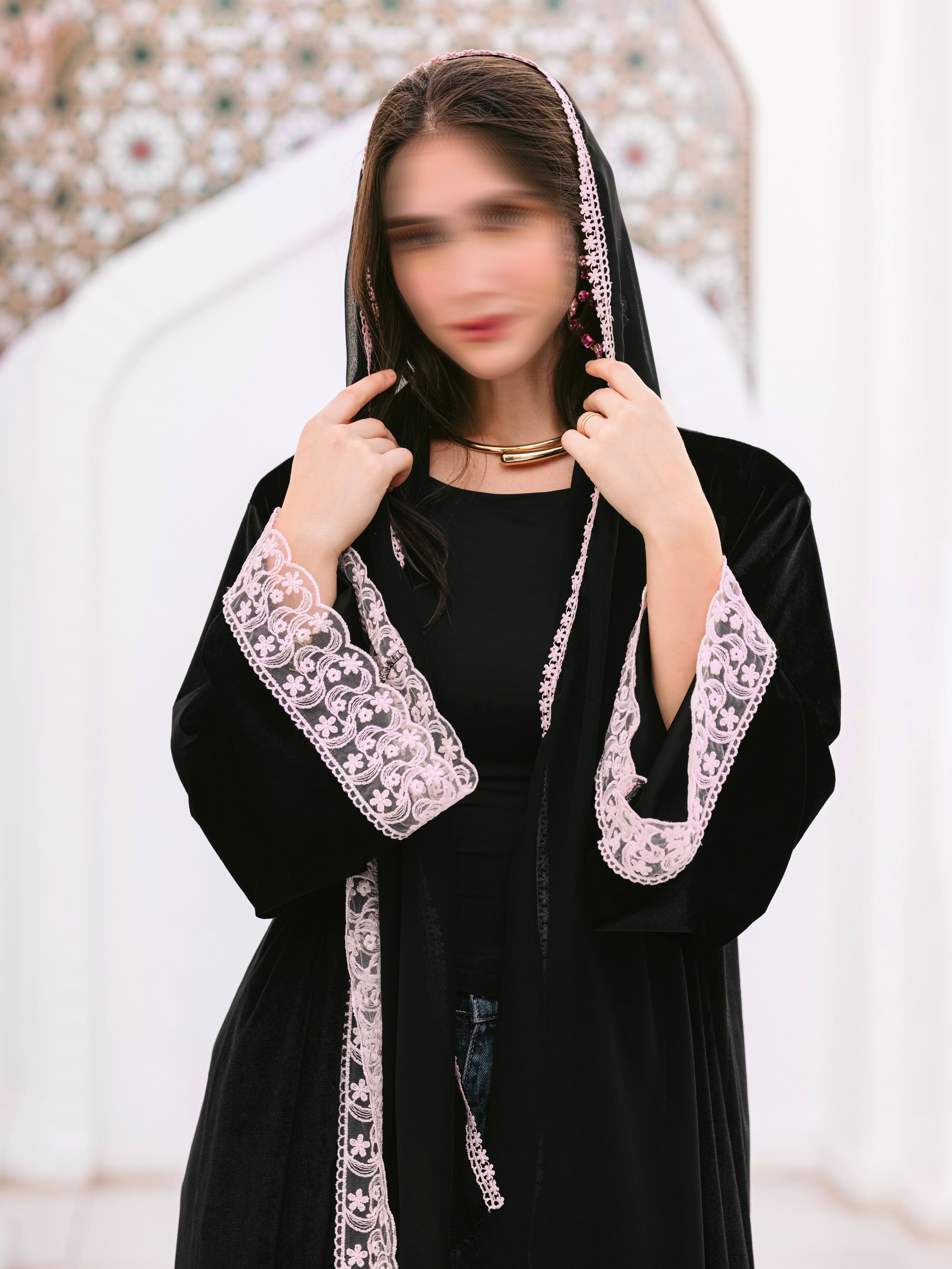 MW1812 - عباية مخمل بتدخيلة دانتيل