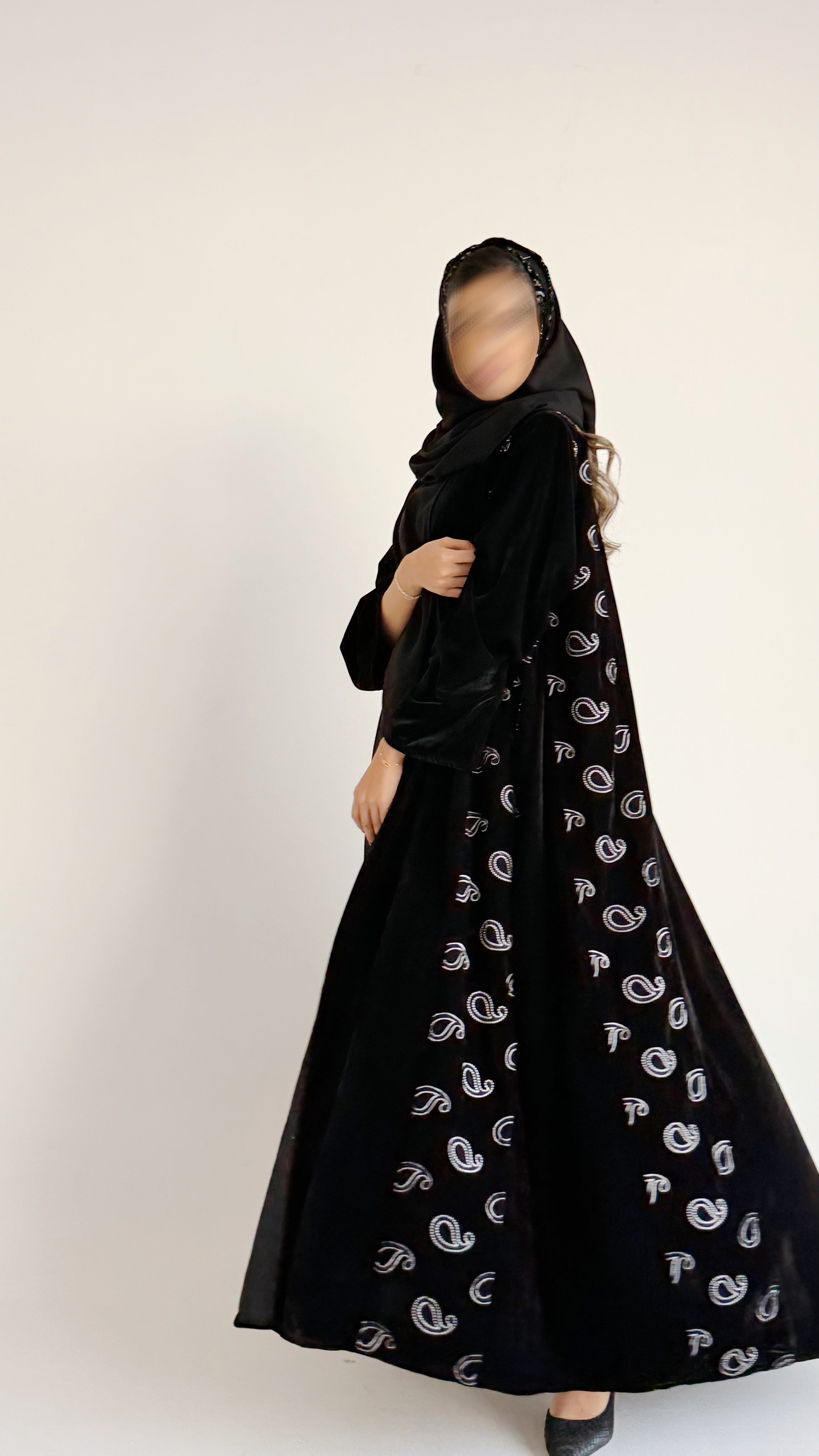 MW1801 - عباية مخمل مع اضافة تطريز كمبويتر على الجوانب - Aya