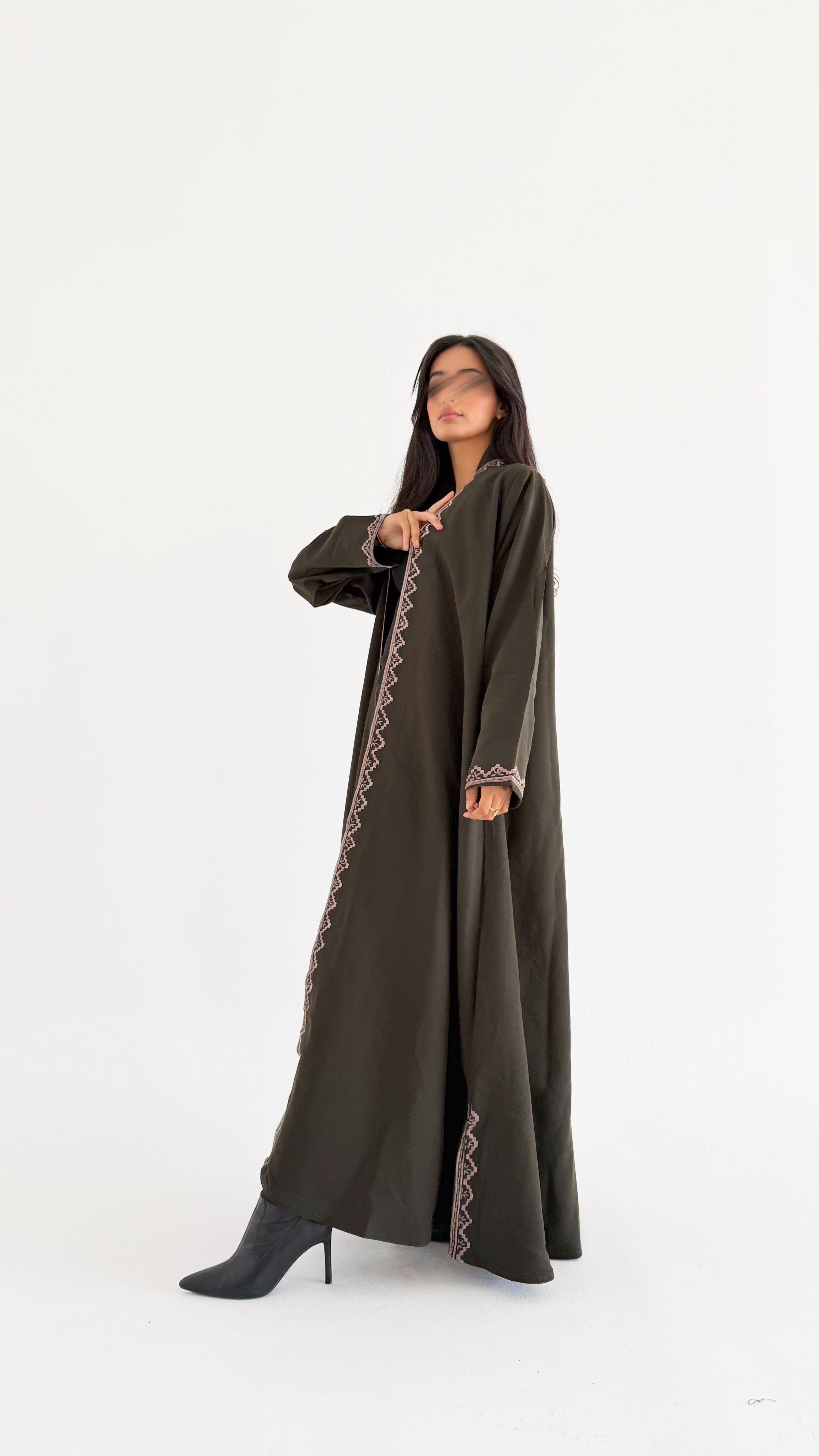 MWT683 - عباية زيتي تطريز