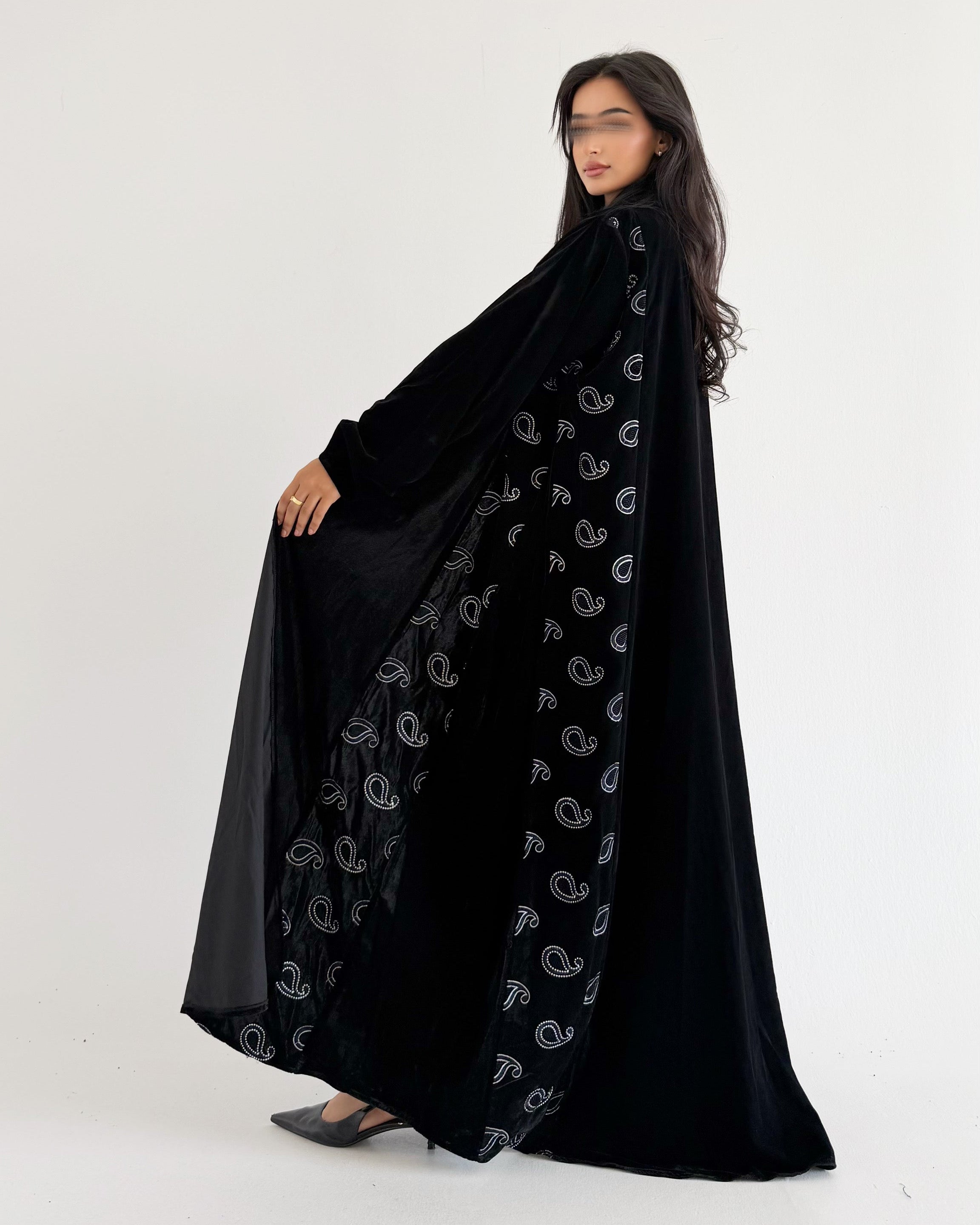 MW1801 - عباية مخمل مع اضافة تطريز كمبويتر على الجوانب