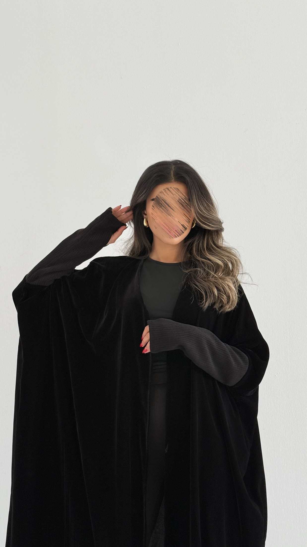 MWT749 - عباية مخمل بأكمام استرتش - Aya