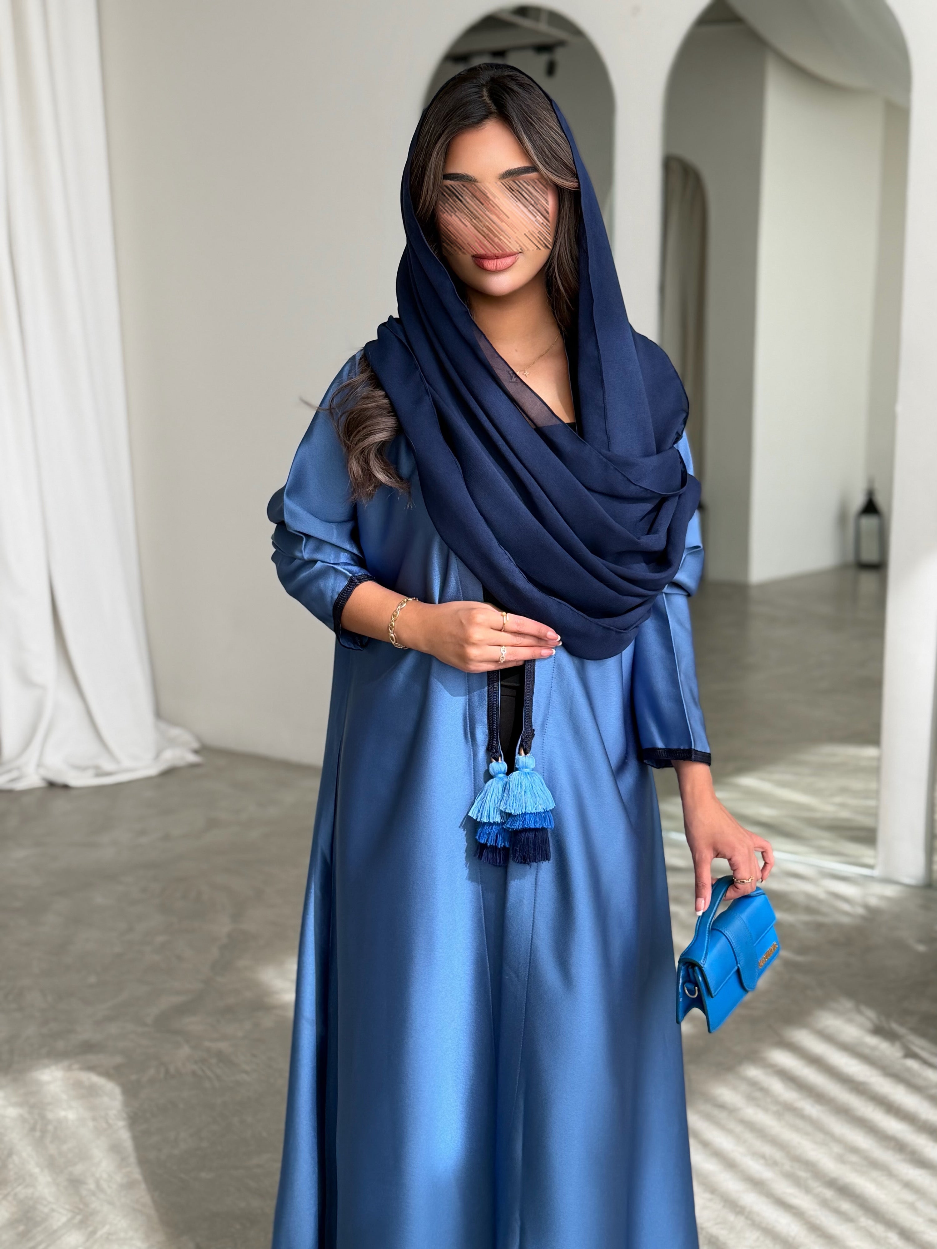 MWT771 - عباية كريب ازرق مع تدخيله دندوشة - Aya