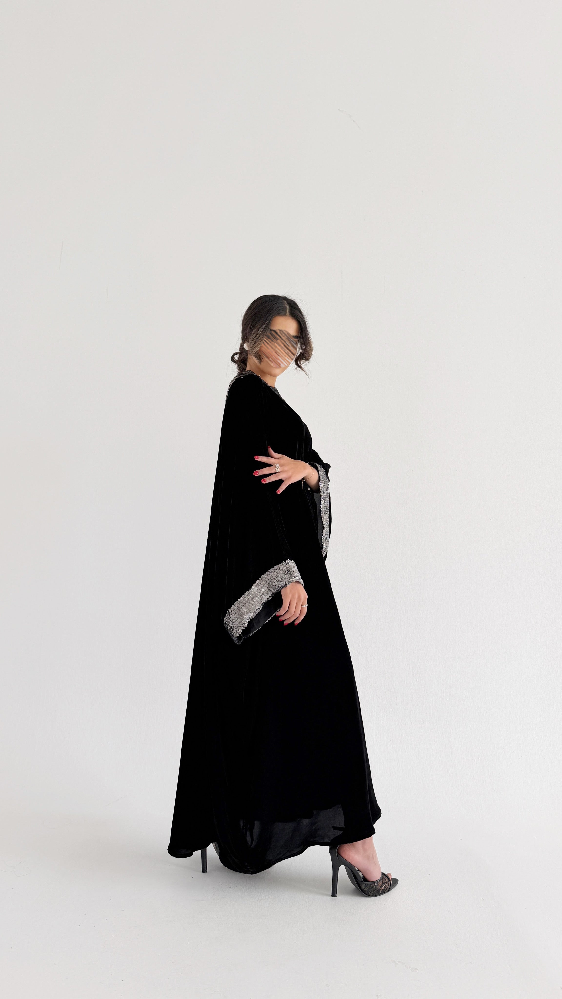 MWJ002 - جلابية مخمل أسود بتفاصيل كلفة فاخرة على الياقة والأكمام - Aya