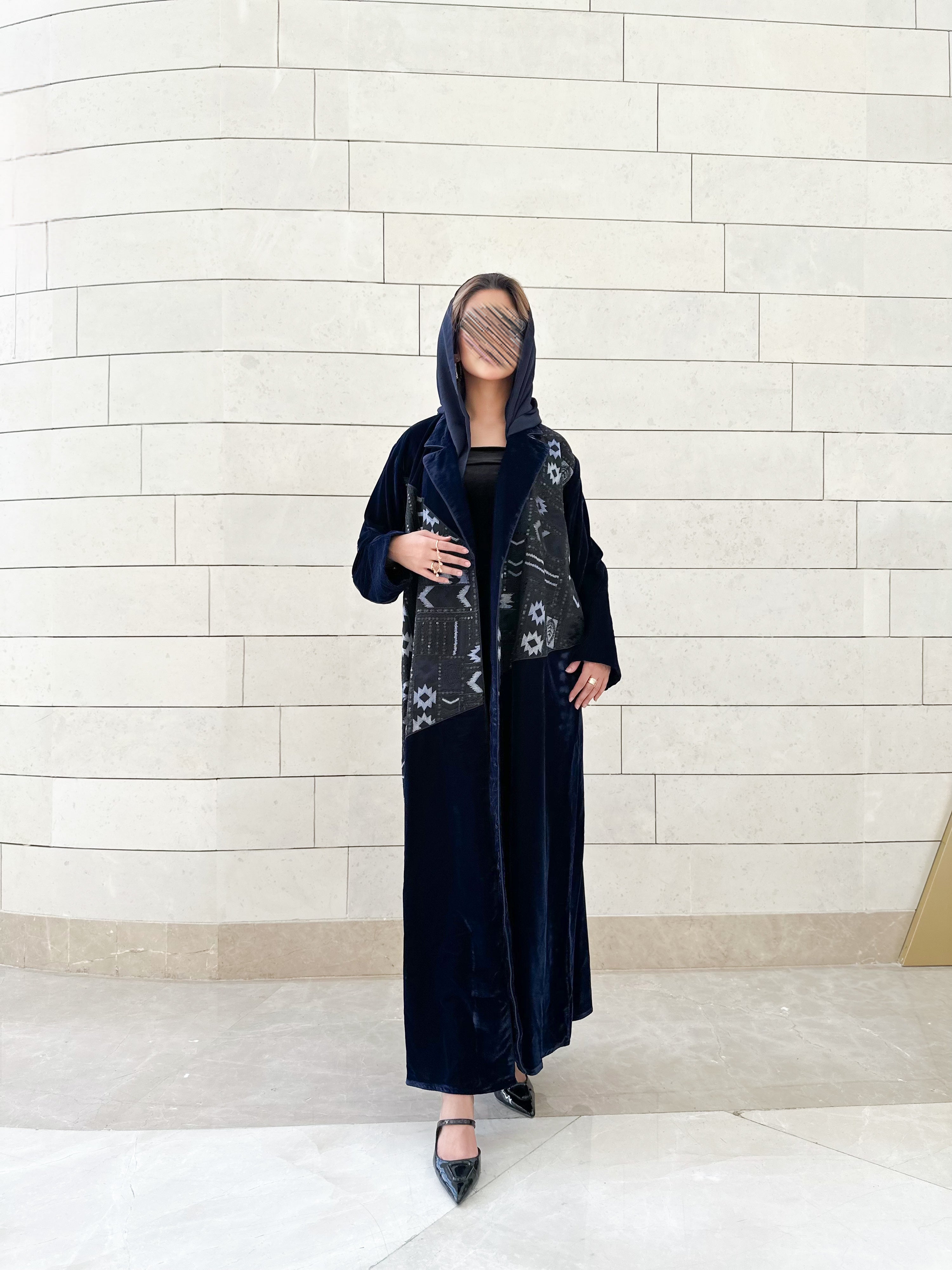 MWT546 - عباية مخمل كحلي مع تطريز هندي - Aya