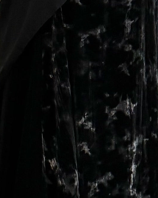 MWT998 - عبايةمخمل اسود سادة مع طباعة كلوش - Aya