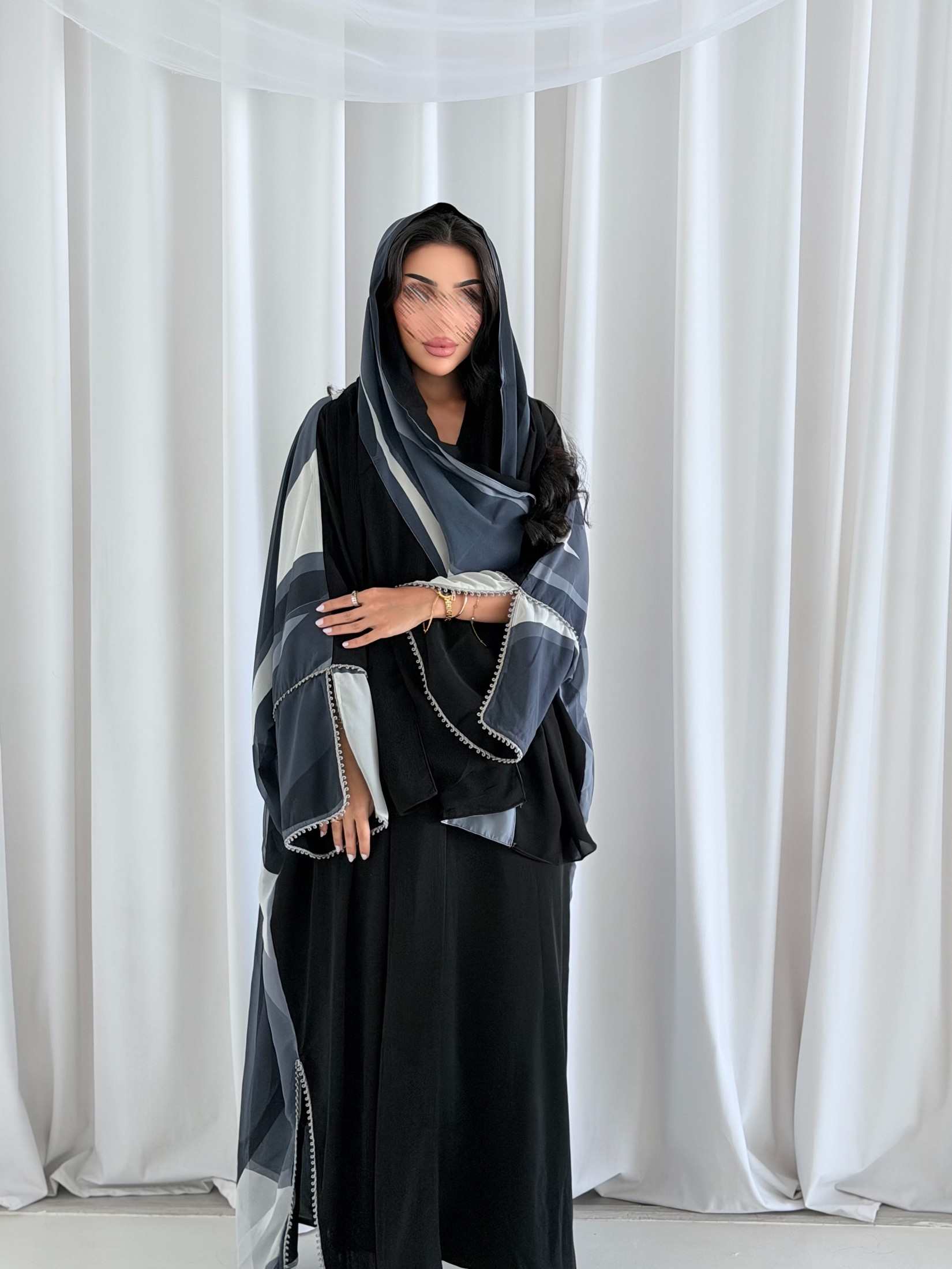 MWT5223 - عبايه اسود يومي مع تدخيلات كلفة ابيض والخلف طباعه - Aya