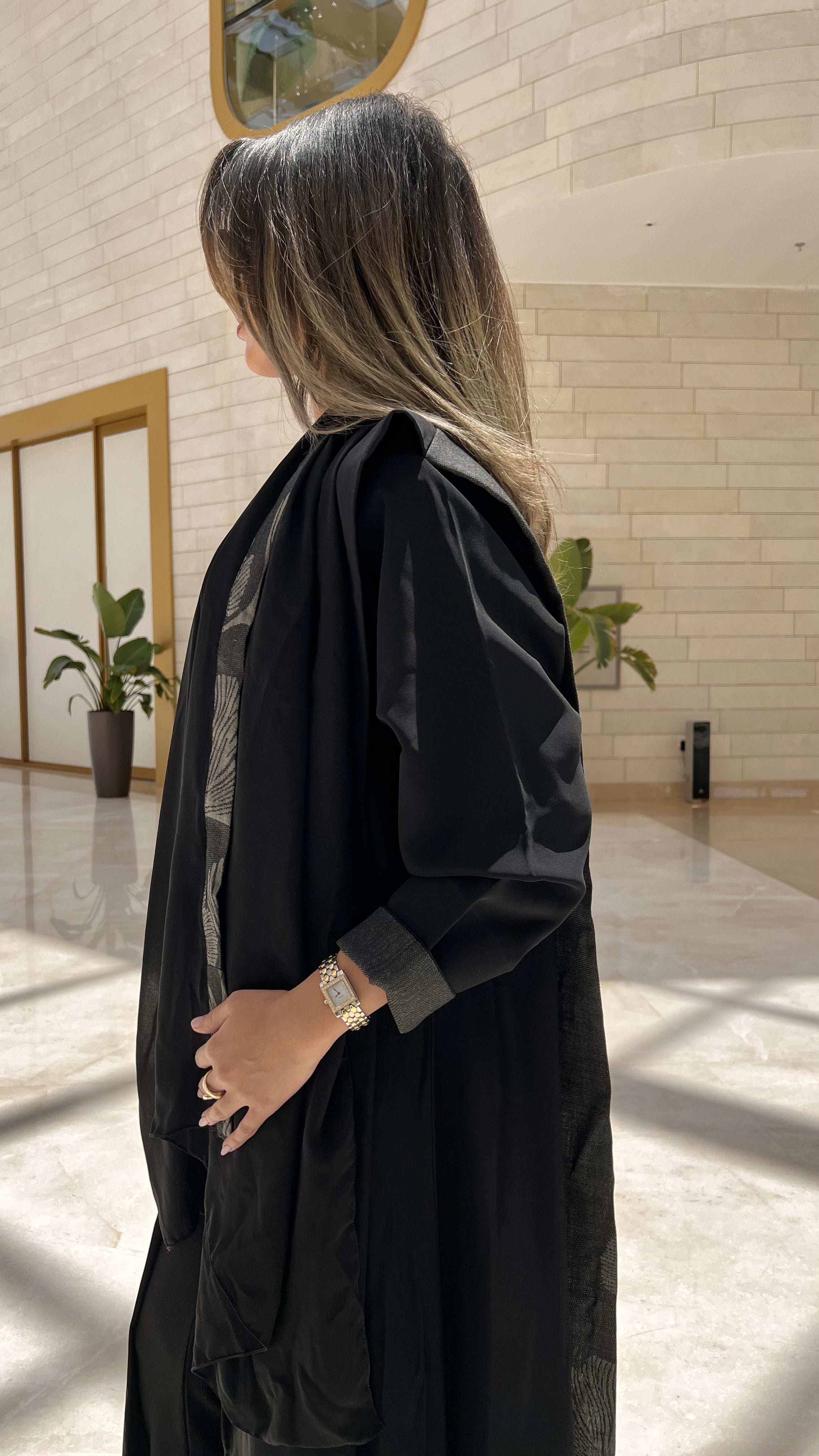 MW1583 - عباية سوداء بظهر لينن هندي مشجر (إصدار محدود) | Black Abaya with Printed Indian Linen Back – Limited Edition - Aya