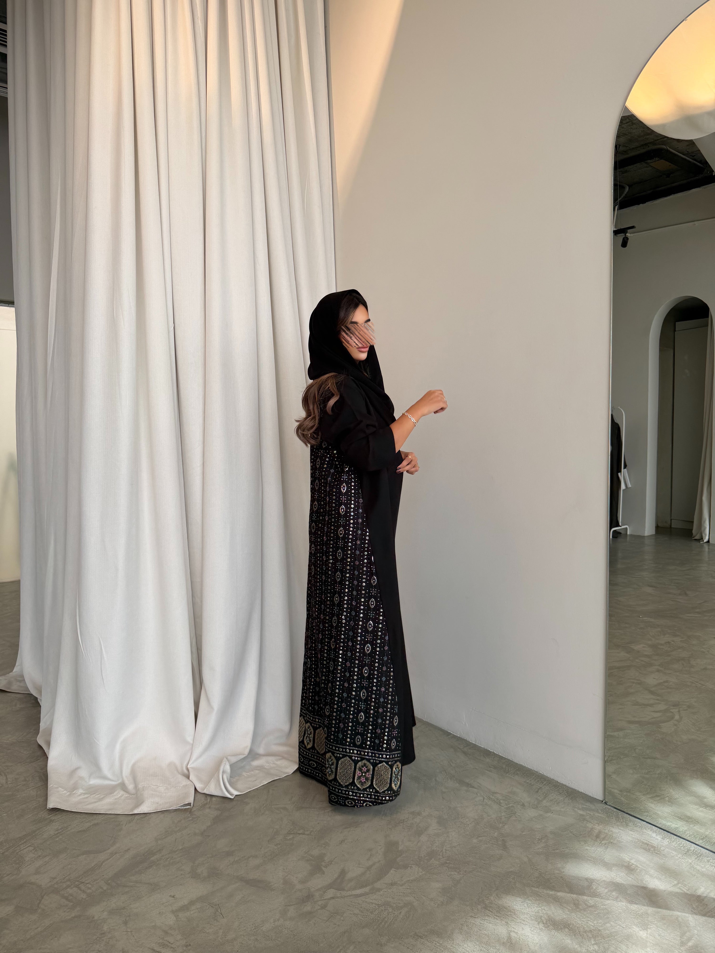 MWT1051 - عبايه بتدخيله لنن تطريز بالجنب - Aya