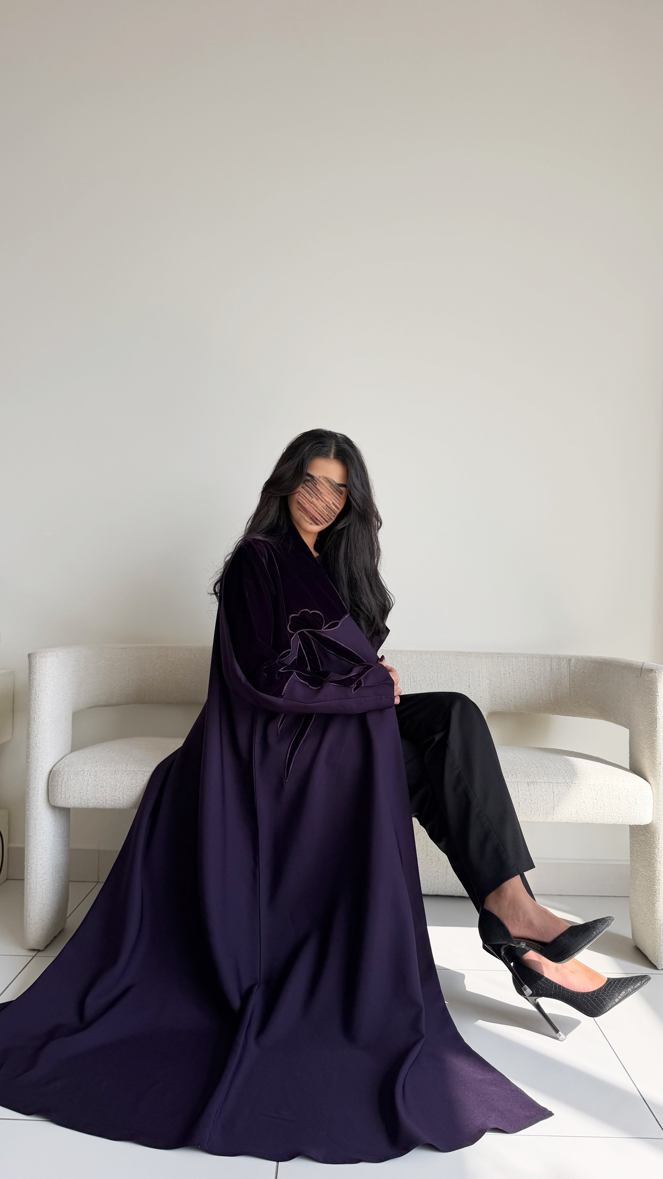 MWT896 - عبايه كريب مع تدخيله مخمل بشكل وردات - Aya